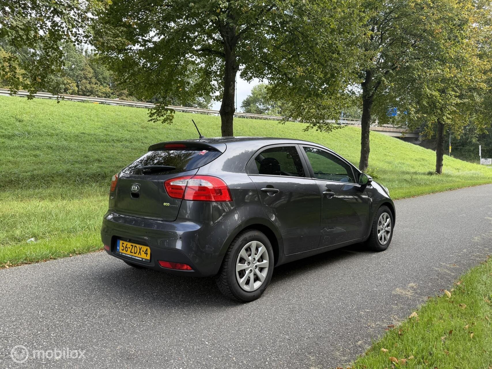 Kia Rio 1.2 CVVT Super Pack*KEYLESS*CRUISE*SCHERM*BLUETOOTH, Auto's, Euro 5, Zwart, 4 cilinders, Origineel Nederlands
