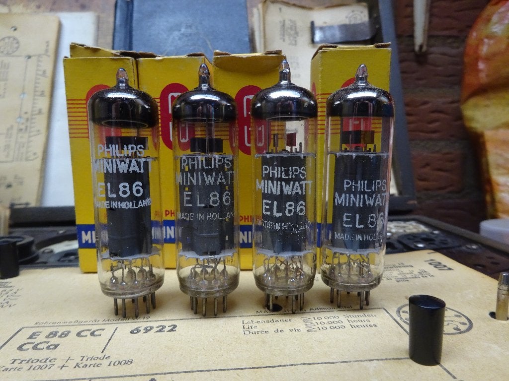 4 x EL86 van philips miniwatt nieuw in doos . NOS ., Ophalen of Verzenden
