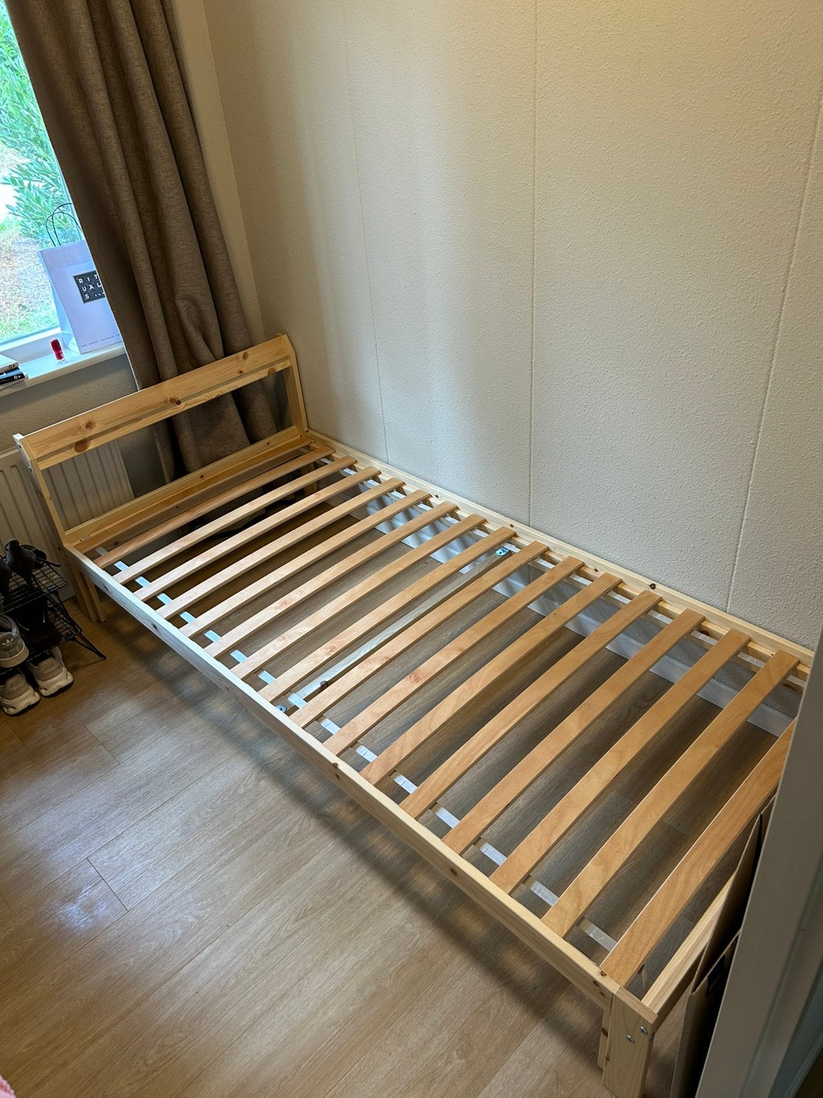 Ikea eenpersoons bedframe, Huis en Inrichting, Slaapkamer | Bedden, Ophalen, 90 cm, Eenpersoons, Wit