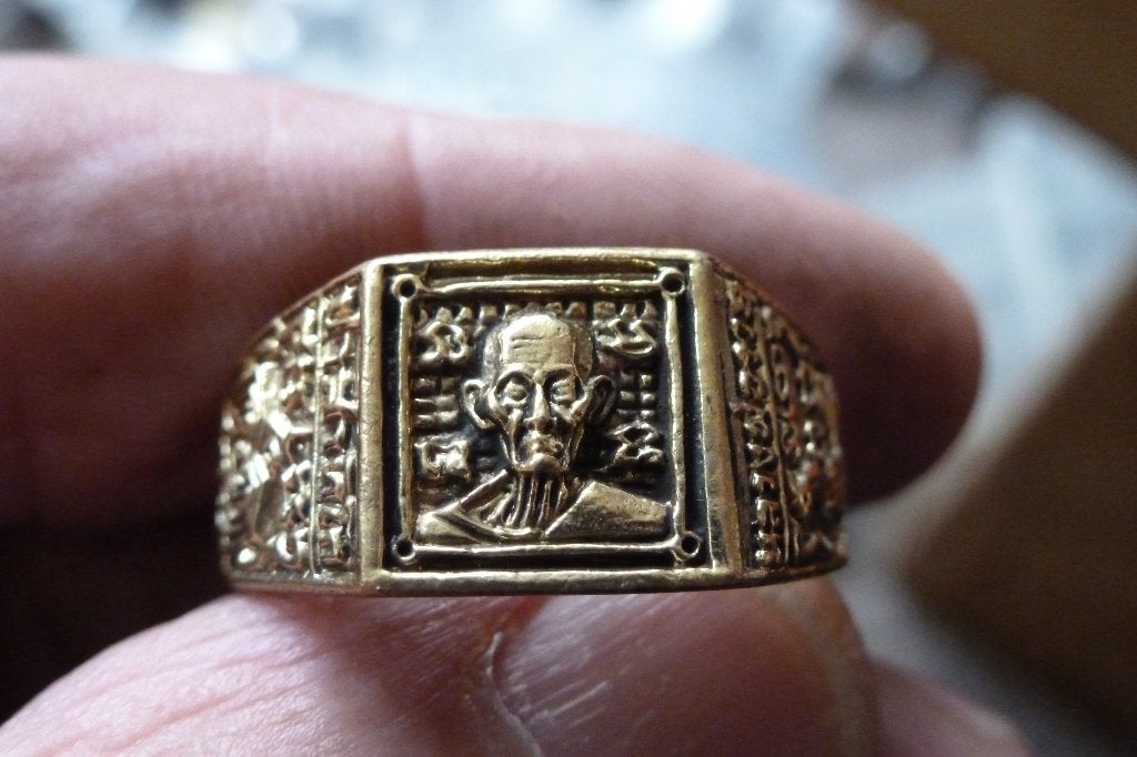 Thaise amulet -ring Luang poe Saroeai brons dia 18 mm 13 gr, Sieraden, Tassen en Uiterlijk, Kettinghangers, Overige materialen