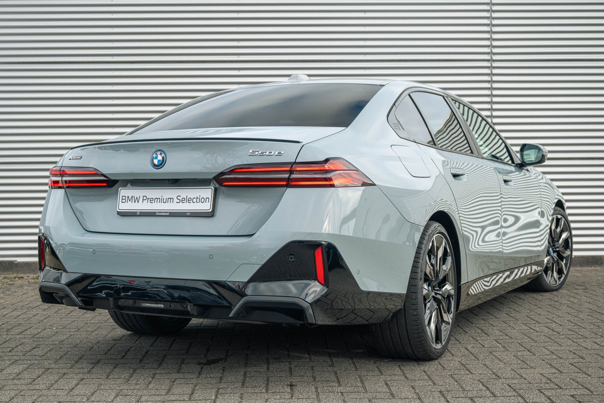 BMW 5 Serie 550e xDrive M Sport Automaat / Trekhaak / Adapti, Auto's, Automaat, Dealer onderhouden, Stoelverwarming, Gebruikt