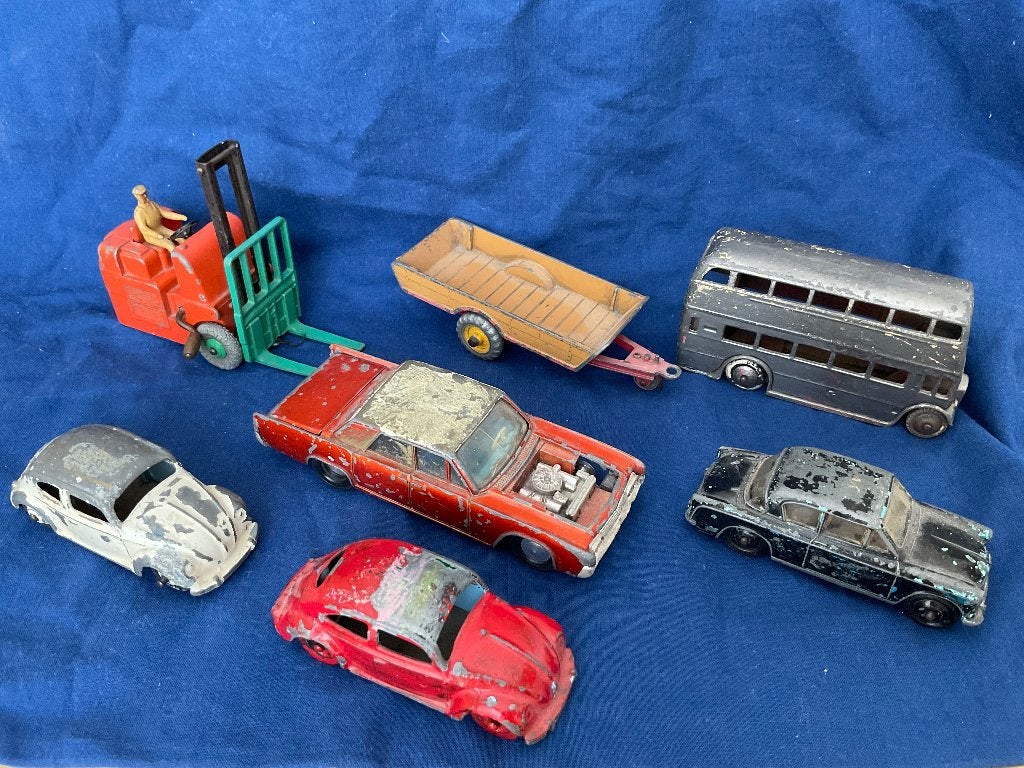 7 antieke Dinky Toys, zwaar beschadigd, restauratieobjecten, Ophalen of Verzenden, Gebruikt, Bus of Vrachtwagen
