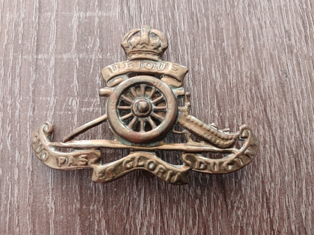 Royal Artillery cap badge, Ophalen of Verzenden, Landmacht, Engeland, Embleem of Badge