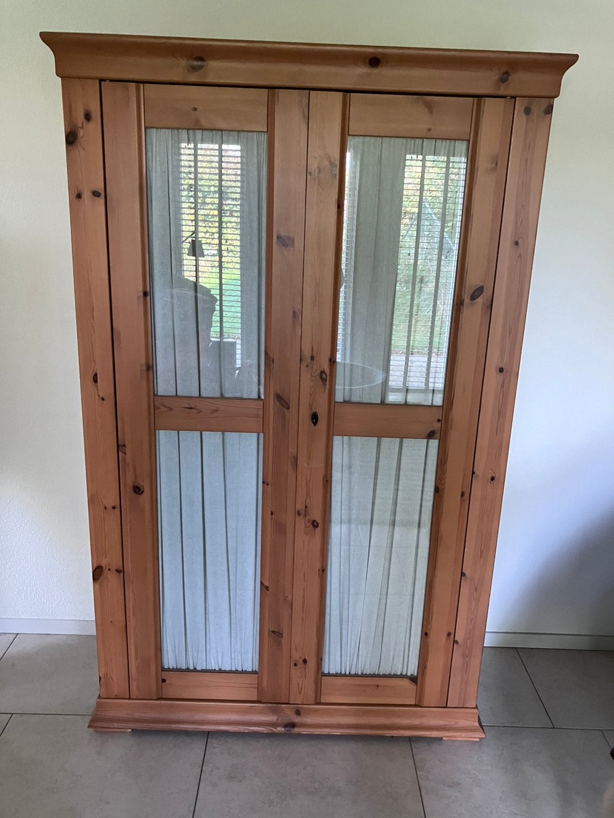 Grenen linnenkast, Ophalen, Met plank(en), Gebruikt, 100 tot 150 cm