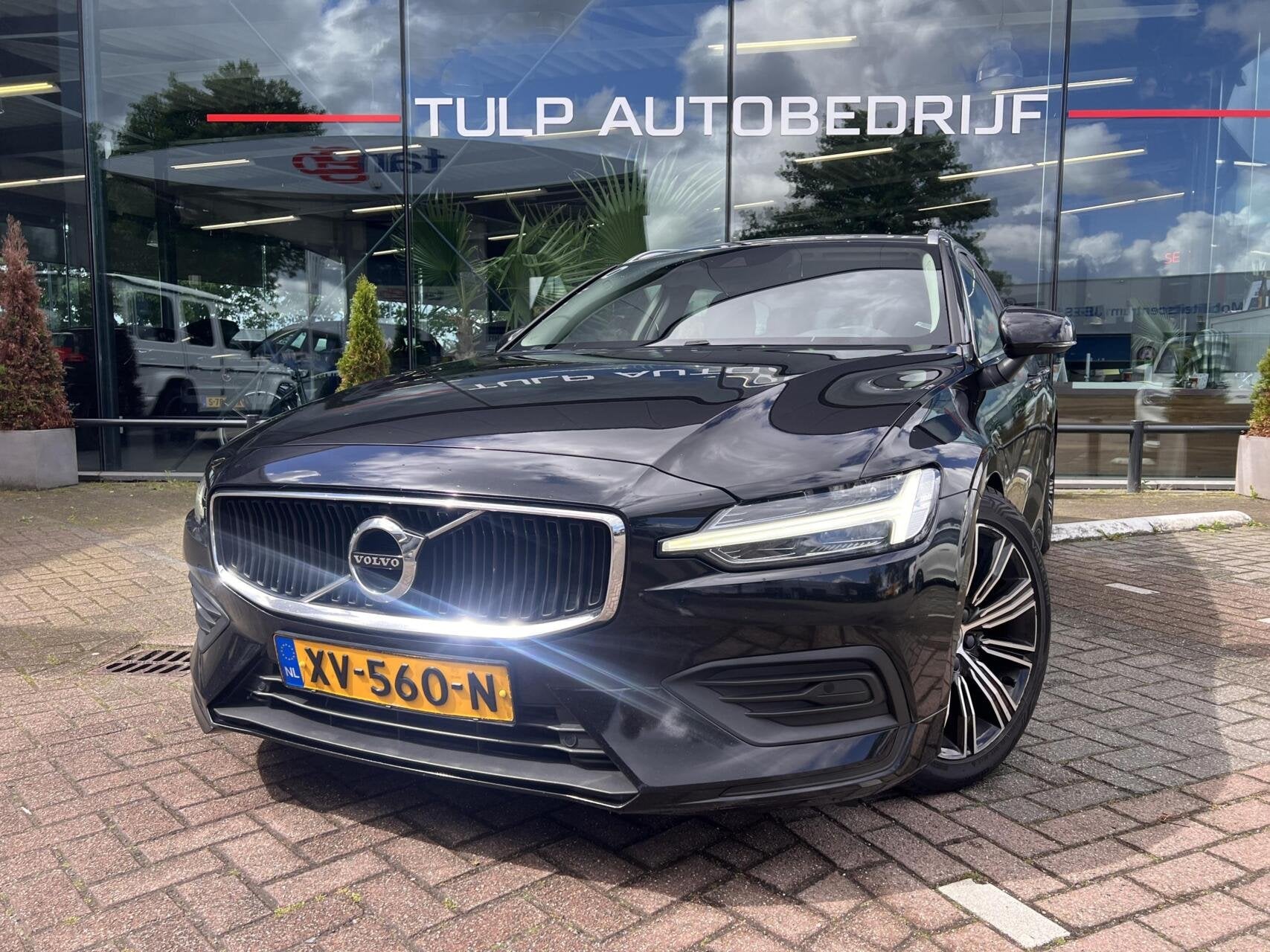 Volvo V60 2.0 D4 Momentum R-Design Automaat Clima Cruise NAP, Auto's, Dealer onderhouden, Gebruikt, Zwart, Diesel
