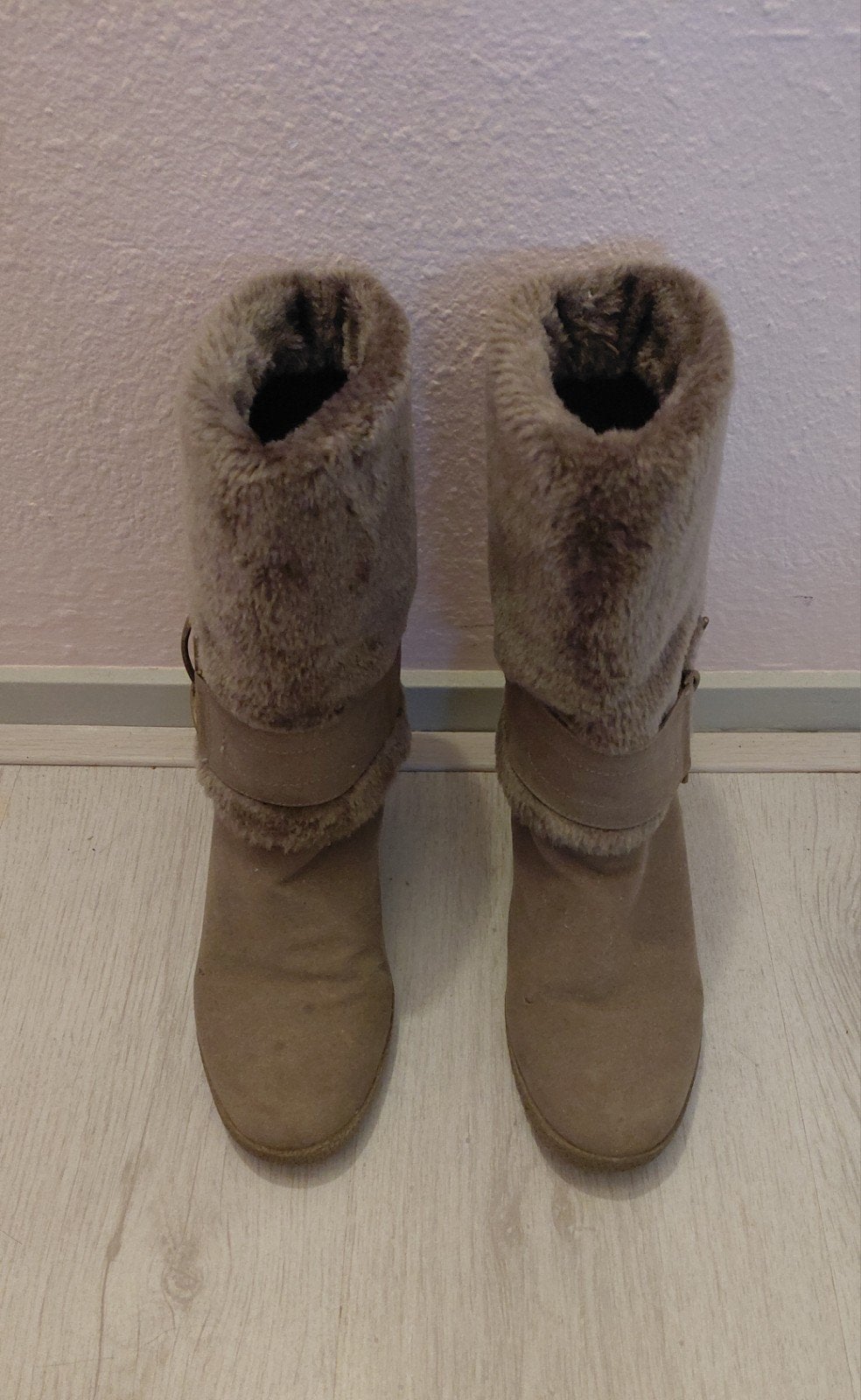 Laarzen met bont en sleehak, maat 38, Kleding | Dames, Schoenen, Beige, Lage of Enkellaarzen, Ophalen of Verzenden, Gedragen
