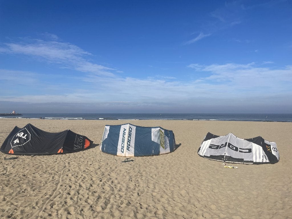 3 kites en 3 barren in 1 set voor E1650, Watersport en Boten, Ophalen, Gebruikt, Kitesurf-set, 10 m²