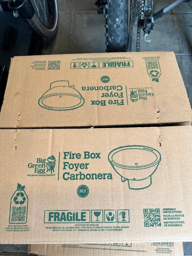Big Green Egg Fire Box (gebroken), Ophalen, Gebruikt, Big Green Egg, Met accessoires