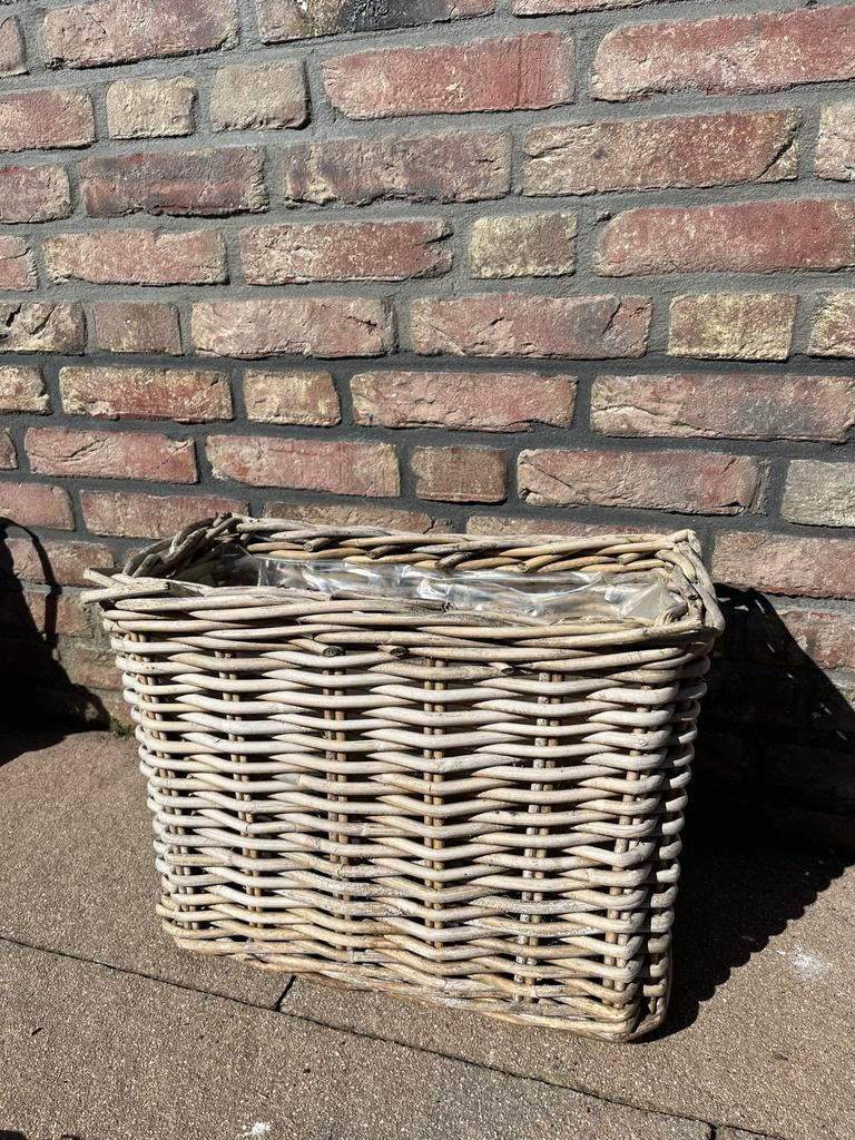 Rotan plantenbak met plastic binnenvoering, Tuin en Terras, Bloembakken en Plantenbakken, Ophalen, Overige materialen, Gebruikt