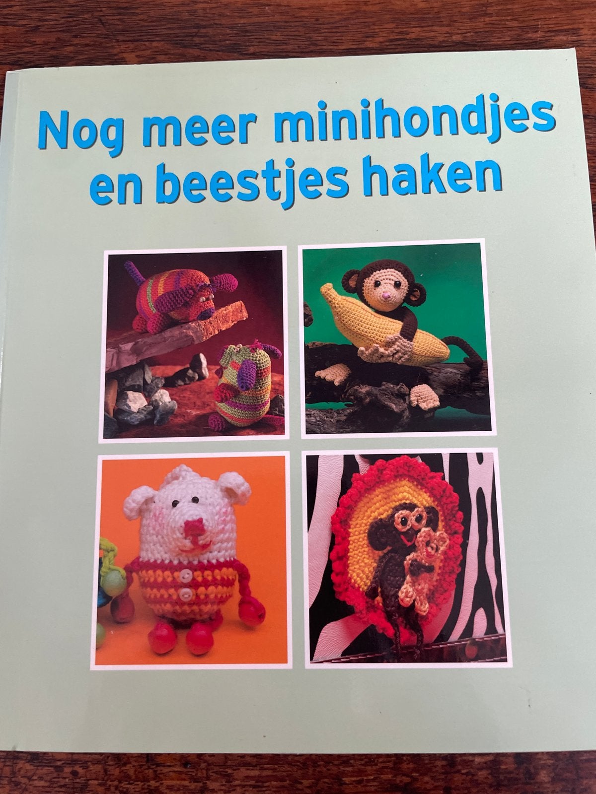 Nog meer minihondjes en beestjes haken - Boek, Ophalen of Verzenden, Zo goed als nieuw, Breien en Haken