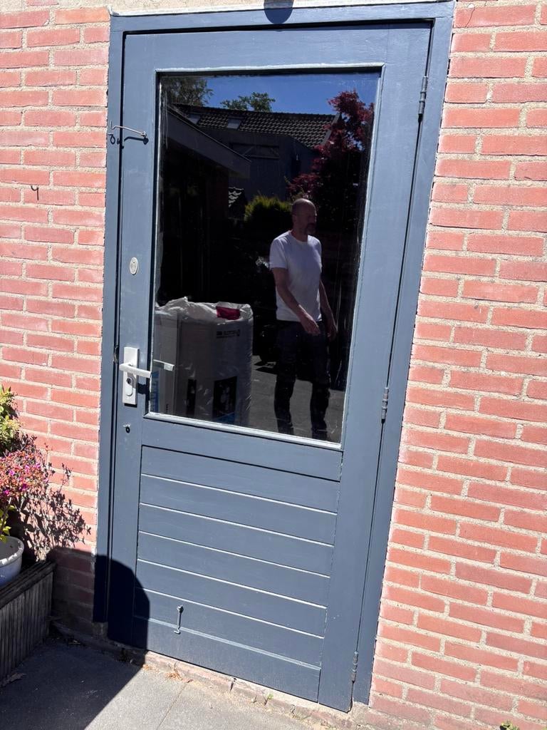 Massief houten schuurdeur met kozijn en dubbelglas., Doe-het-zelf en Verbouw, Ophalen, Zo goed als nieuw, Buitendeur, 200 tot 215 cm