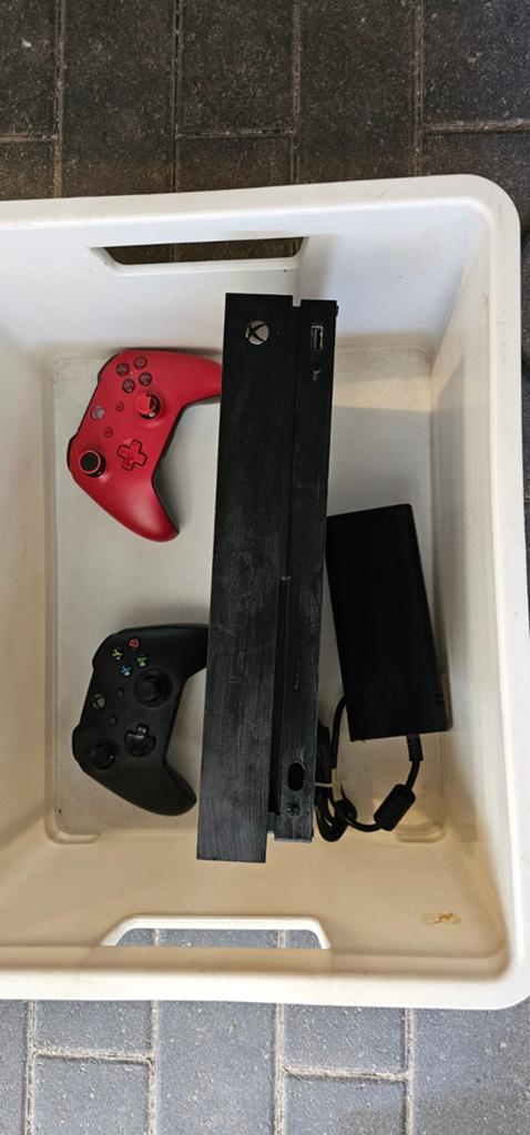 Xbox One X met 2 controllers en netsnoer, Spelcomputers en Games, Games | Xbox One, Gebruikt, 2 spelers, Vanaf 12 jaar, Eén computer