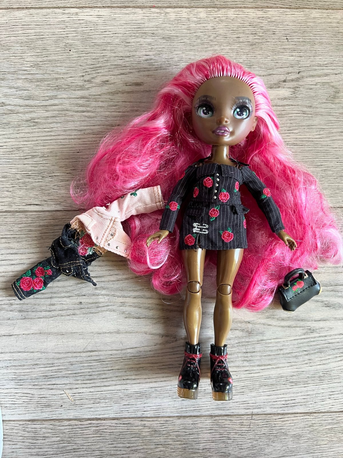 Rainbow High pop met roze haar en extra outfit, Ophalen of Verzenden, Gebruikt, Overige typen