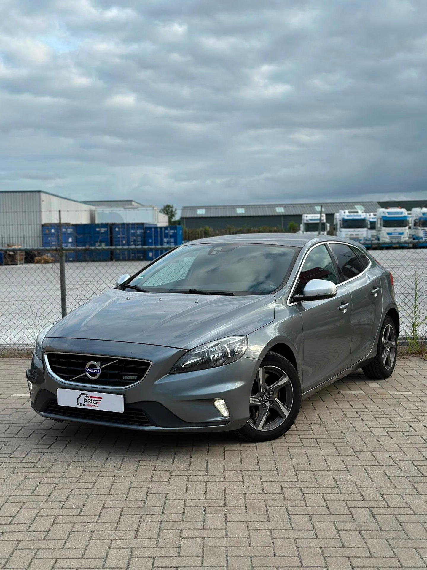 Volvo V40 2.0 D4 R-DESIGN PANO - AIRCO - CRUISE, Voorwielaandrijving, Euro 5, Bedrijf, 30 km/l