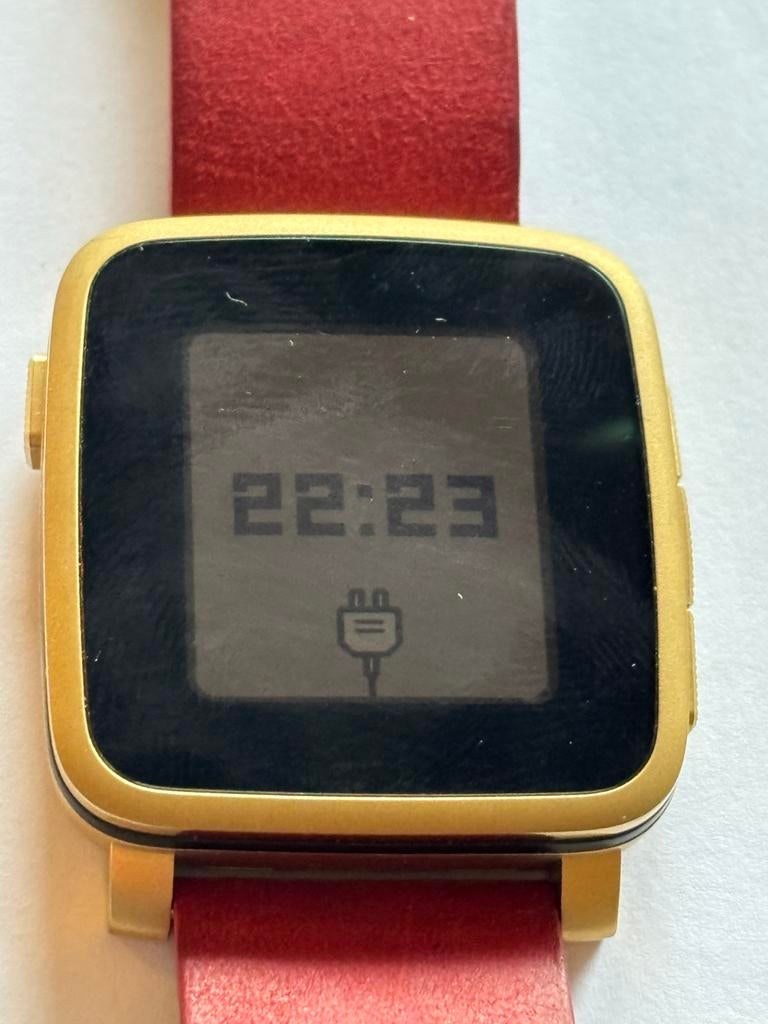 Gouden smartwatch met rood bandje, Ophalen of Verzenden, Gebruikt