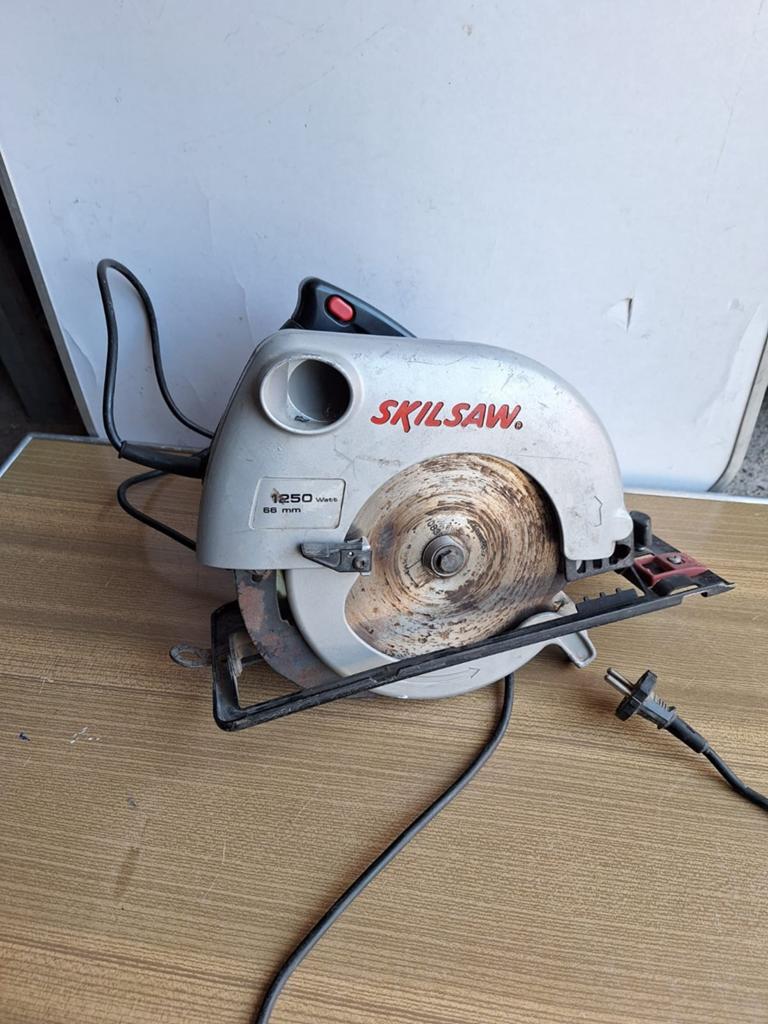 Skil cirkelzaag skil saw 5266 1250W
Met zaagblad, Ophalen of Verzenden, 1200 watt of meer, Cirkelzaag, 30 tot 70 mm