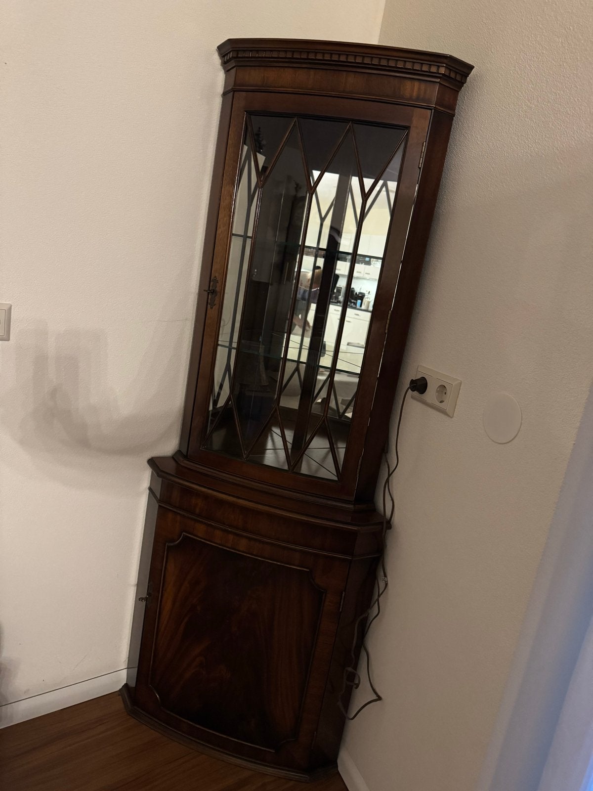 Klassieke mahonie hoekkast / vitrinekast met verlichting, Ophalen