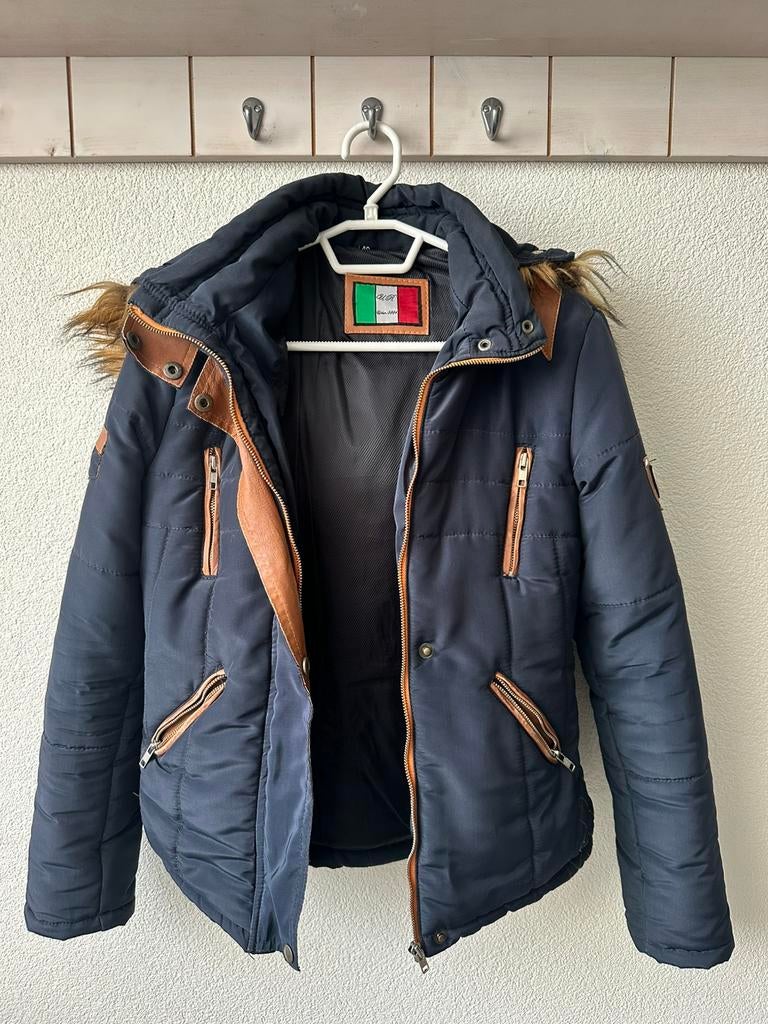 Blauwe winterjas met lederen details - S, Ophalen of Verzenden, Gedragen, Maat 36 (S), Blauw
