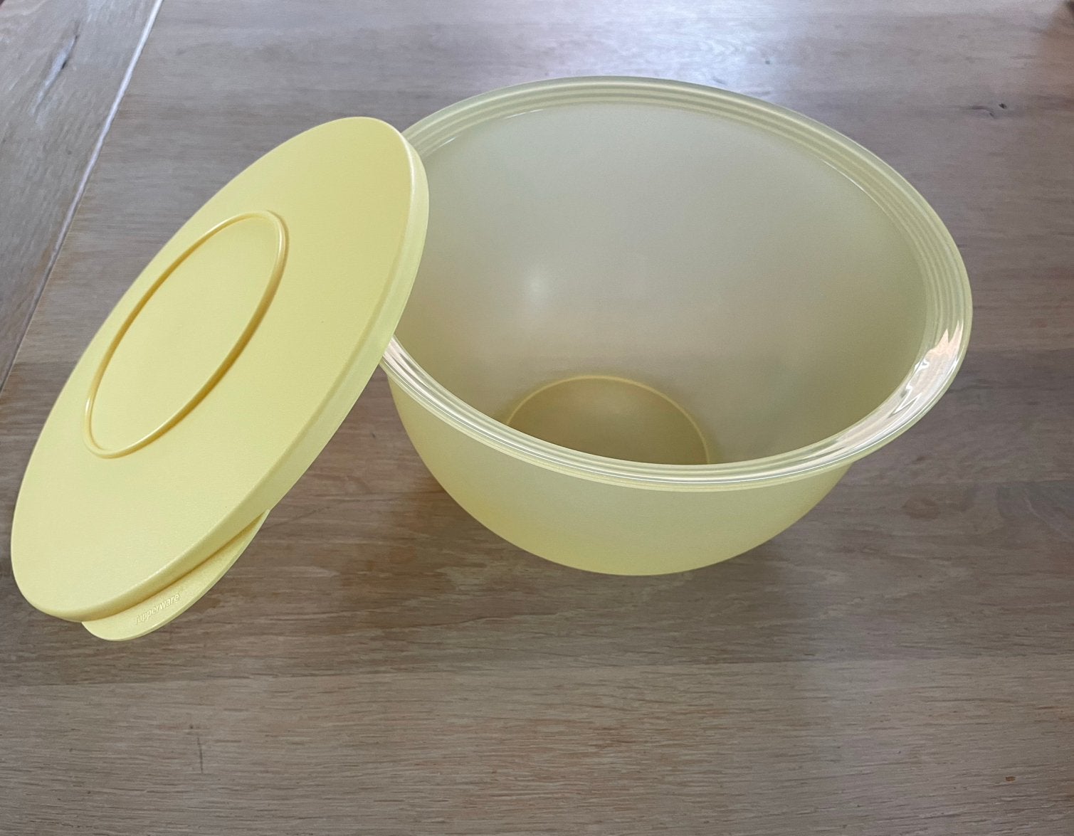 Tupperware 2,5 liter Trendy kom met deksel 22 cm - geel, Huis en Inrichting, Geel, Ophalen of Verzenden, Zo goed als nieuw, 2500 ml