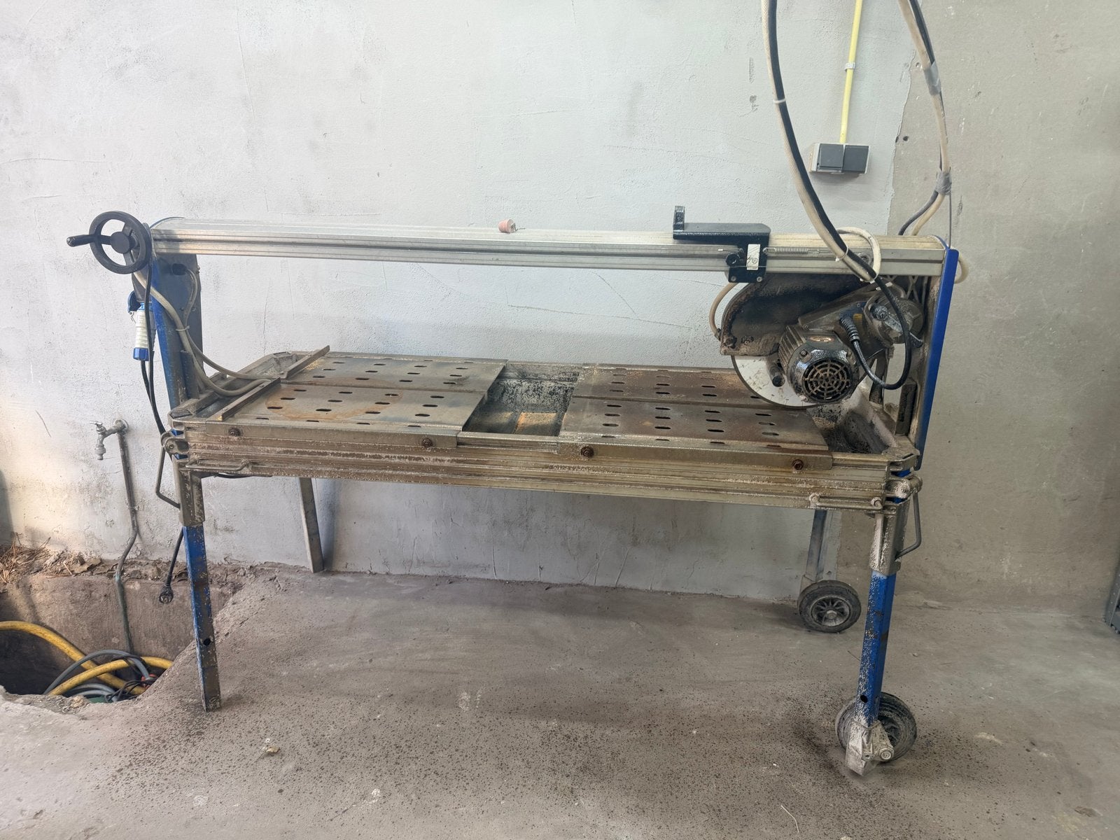 Gebruikte Carat P-3512 Laser Tegelzaag, Ophalen, Gebruikt, Cirkelzaag, Carat