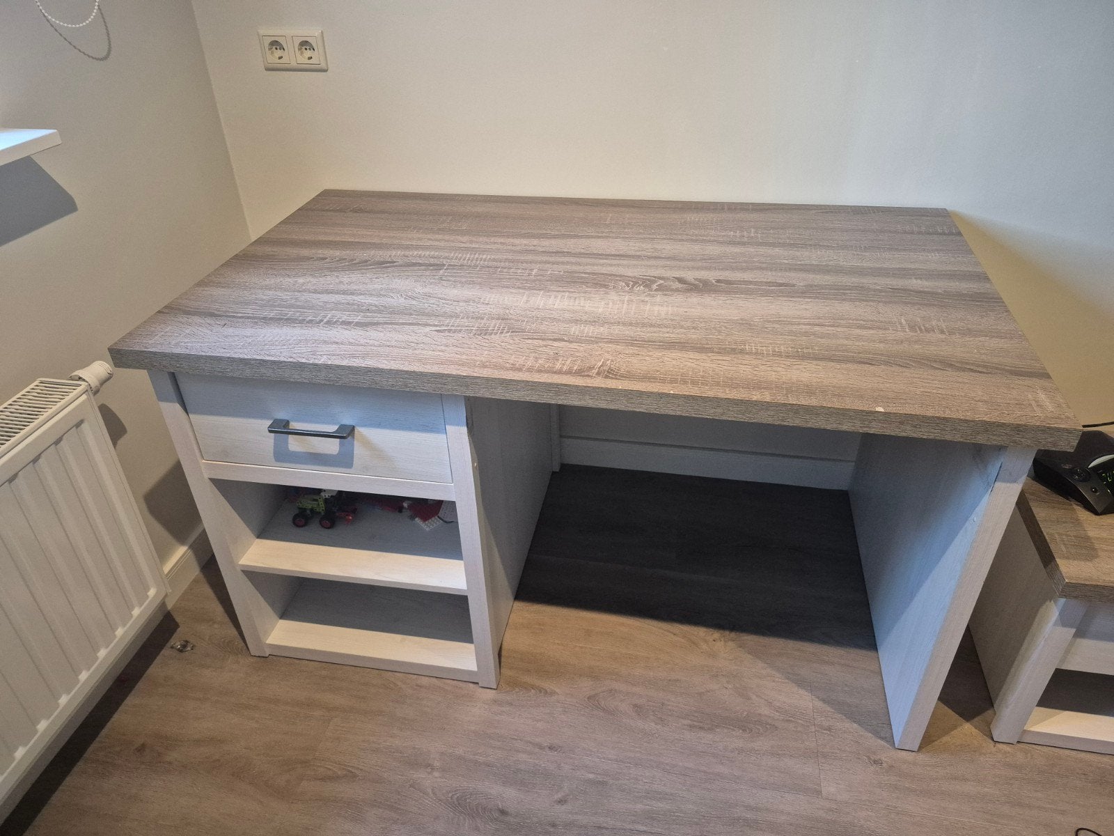 Modern bureau met lade en opbergruimte, Ophalen, Met lades, Gebruikt, Spaanplaat of MDF