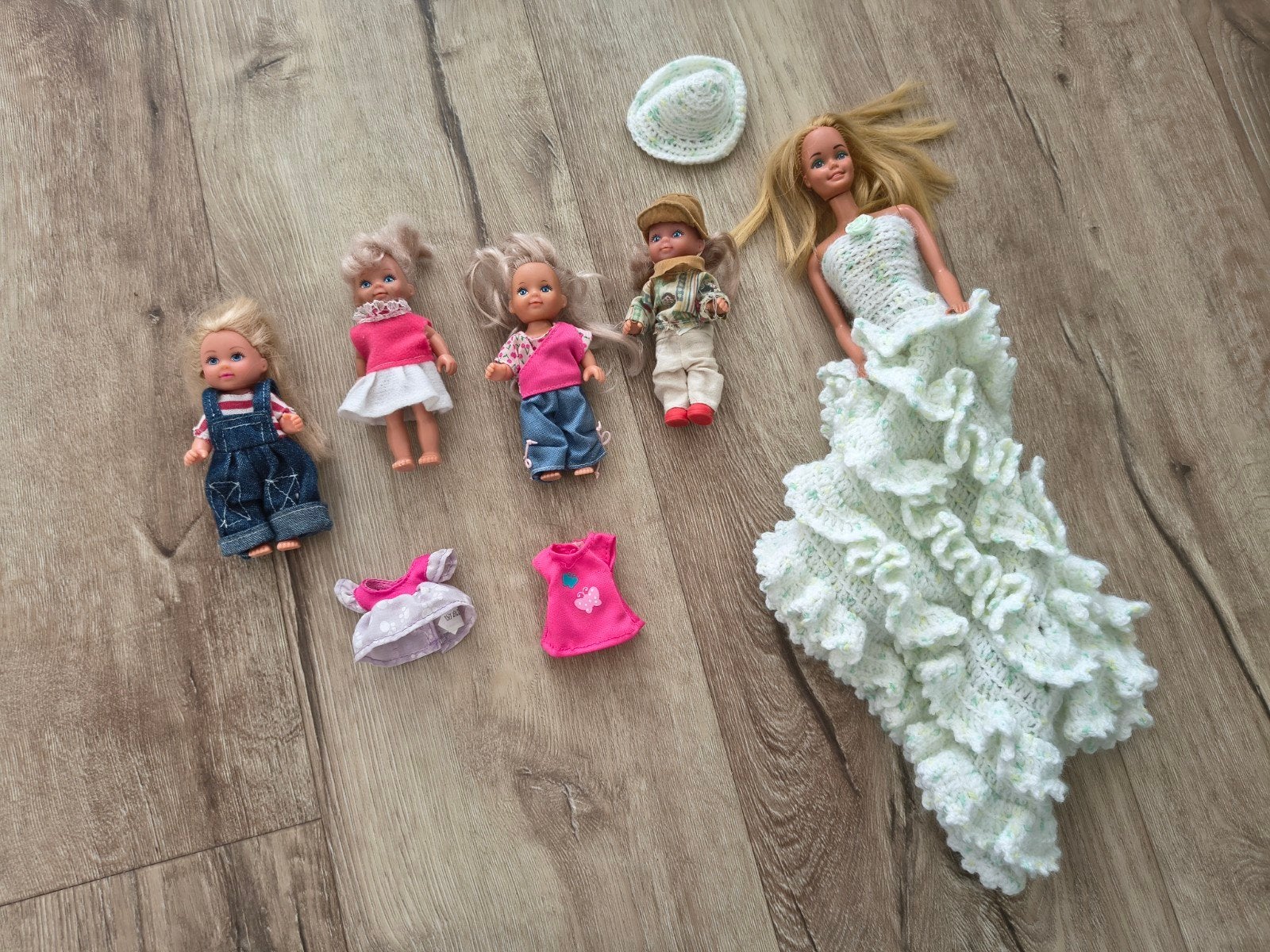 Mattel Barbie 1966 en Simba poppen compleet met kleertjes., Onb, Ophalen of Verzenden, Onb, Kleertjes