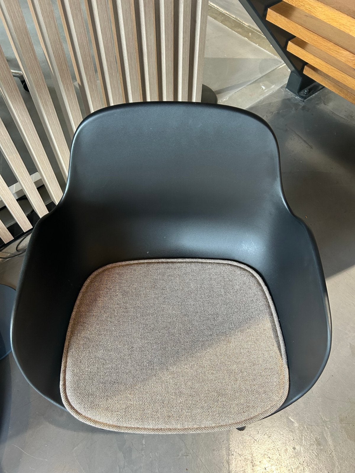 Norman Copenhagen Form Armchair - Zwart met kussen, Ophalen, Kunststof, Zwart, Zo goed als nieuw