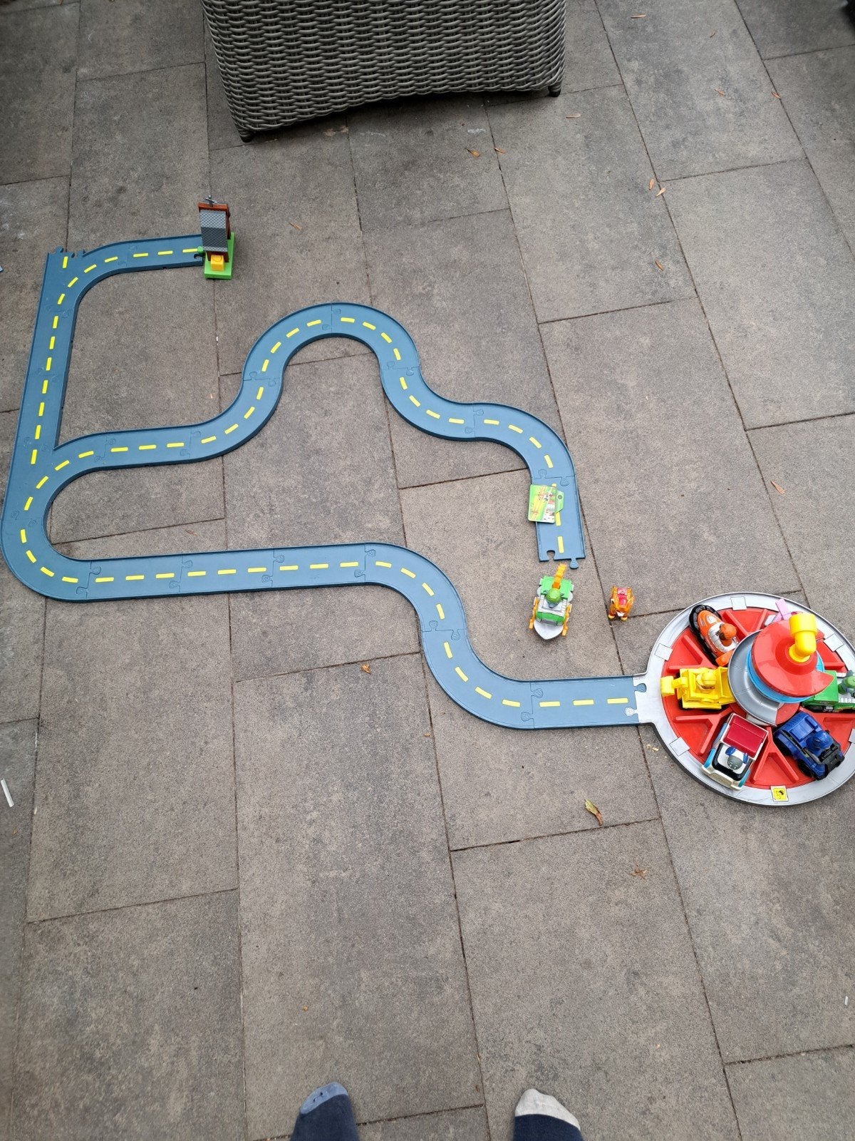 Paw Patrol set met toren, wegdelen en figuren, Ophalen, Gebruikt