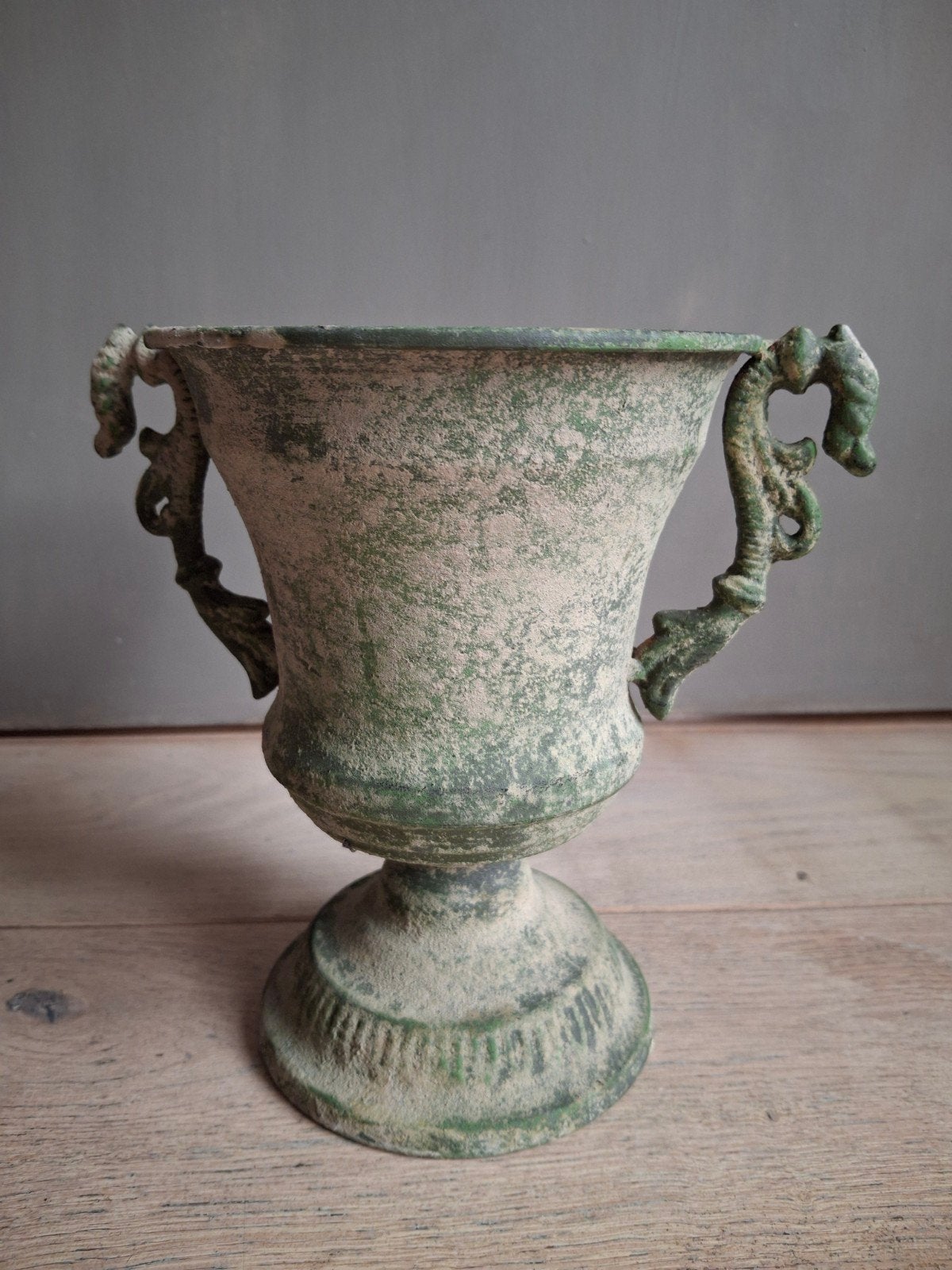Decoratieve vaas met handvatten, groen patina look, Ophalen of Verzenden, Zo goed als nieuw, Geschikt voor droogbloemen, Metaal