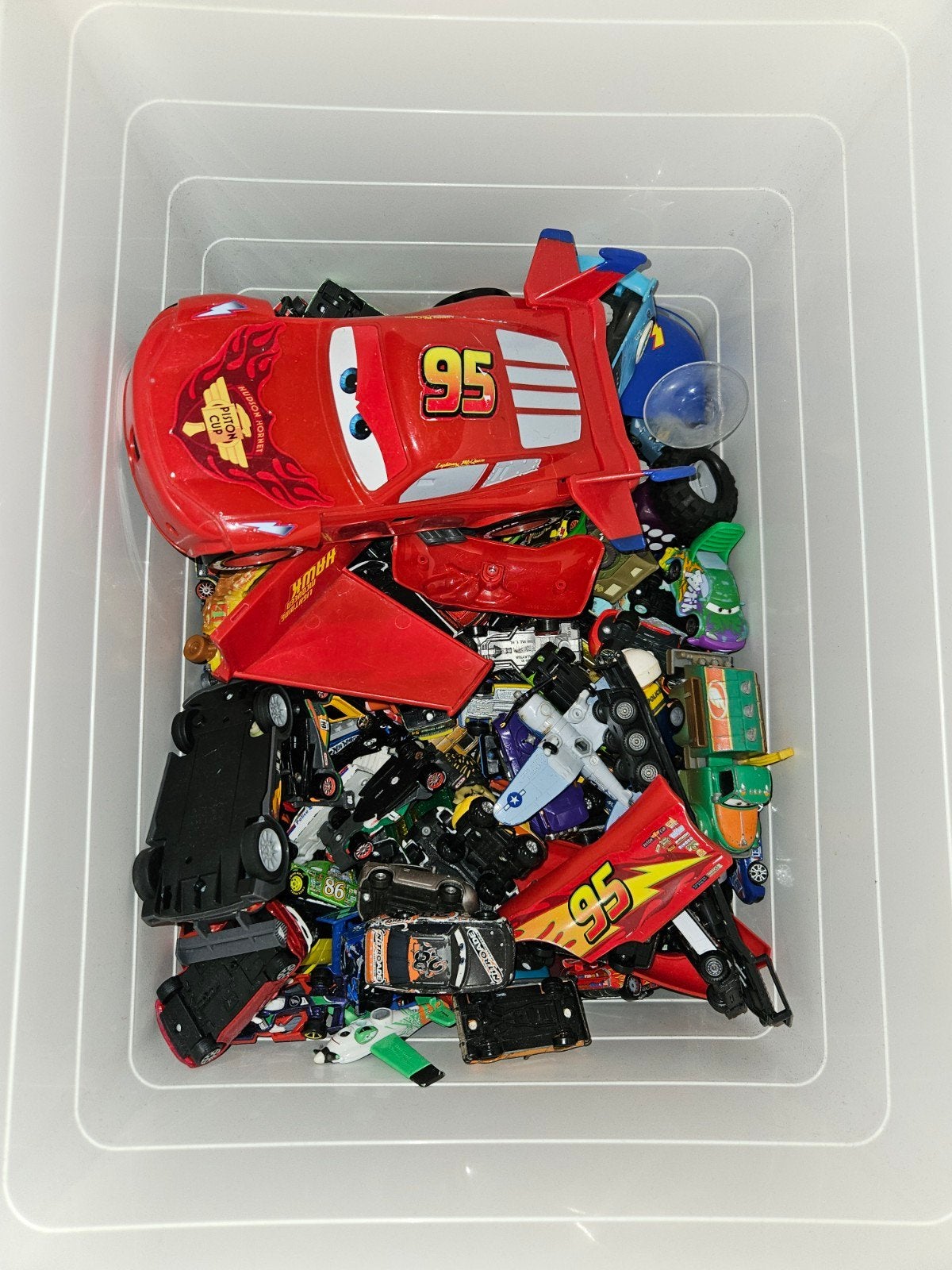Bak met veel cars en planes auto's en hotwheels, Ophalen, Zo goed als nieuw, Transport
