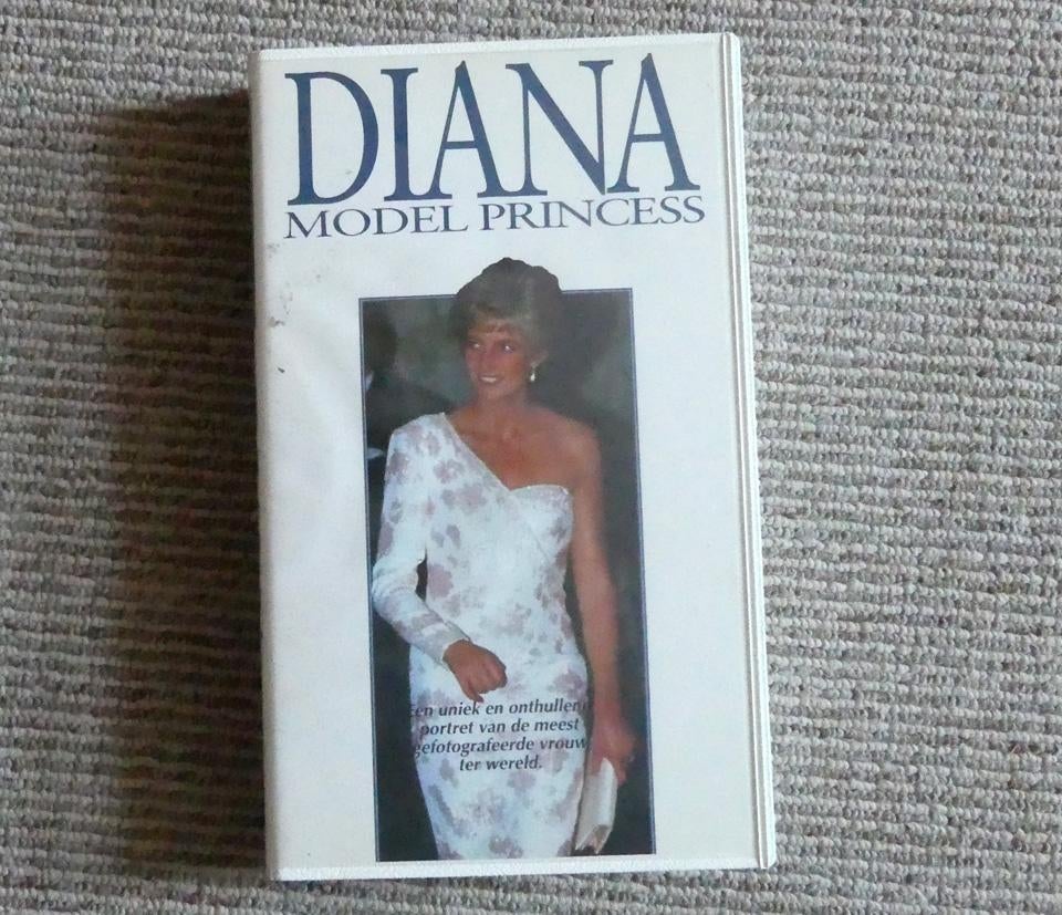 Diana model princess VHS videoband 1992, Verzamelen, Koninklijk Huis en Royalty, Ophalen of Verzenden, Gebruikt, Buitenland, Overige typen