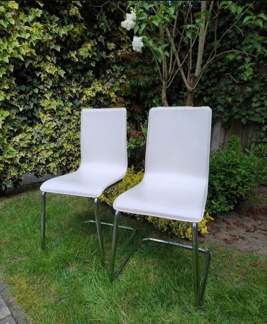 Set van 2 witte cantilever stoelen met metalen frame, Ophalen, Gebruikt, Twee, Wit