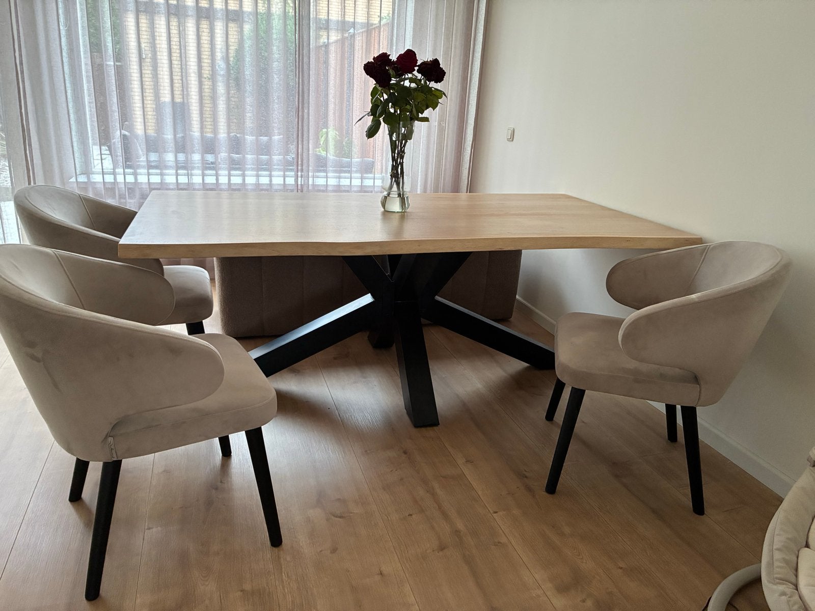 Eikenhouten eettafel met spinpoot - Zo goed als nieuw, Eikenhout, Zo goed als nieuw, 150 tot 200 cm, Vier personen