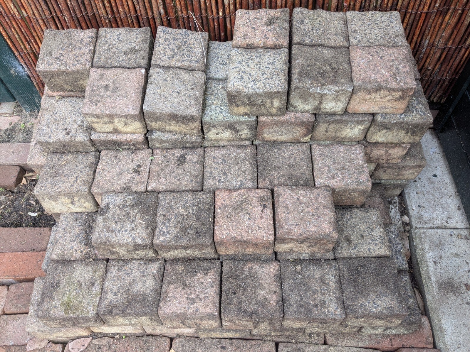 Koppelstones gratis 120 stuks (1,2  m2) van 10 bij 10 cm, Ophalen, Gebruikt, Beton, Overige typen
