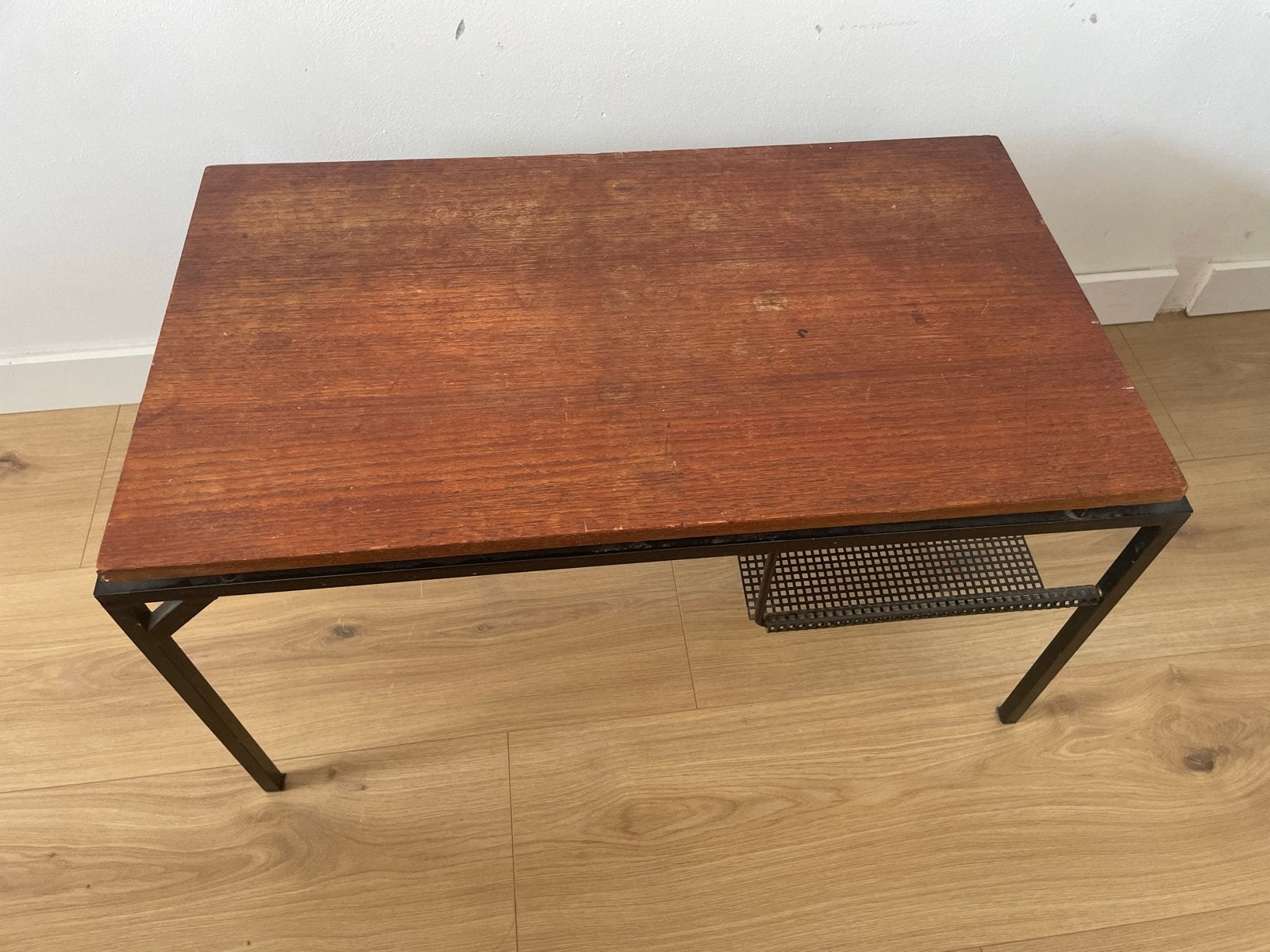 Vintage bijzettafel met houten blad en metalen frame, Ophalen, Minder dan 45 cm, Gebruikt, 55 tot 75 cm