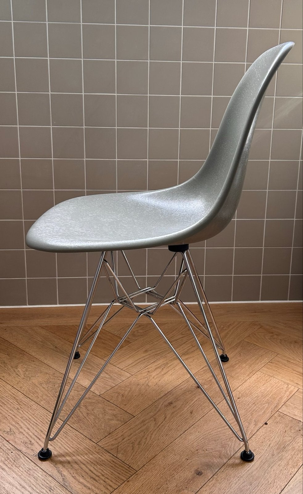 Vitra Eames Fiberglass Chair - Zo goed als nieuw, Overige kleuren, Ophalen of Verzenden, Zo goed als nieuw, Metaal