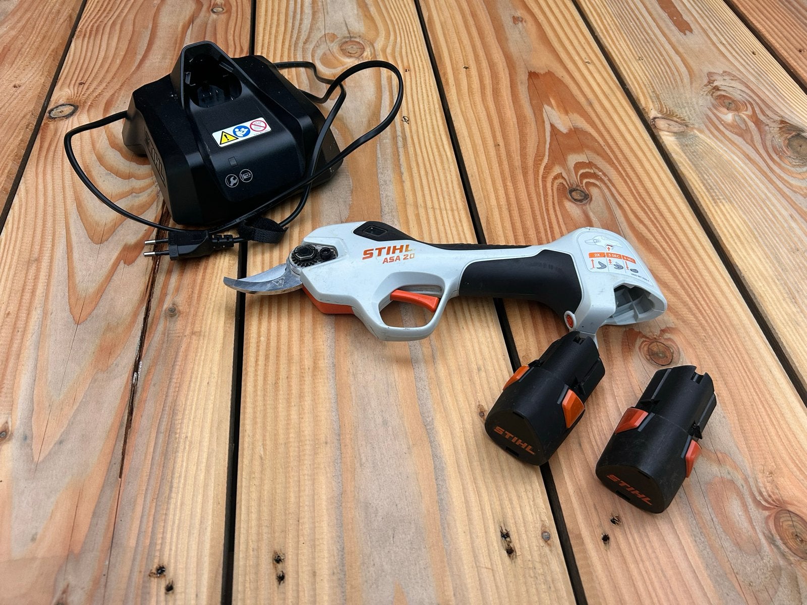 Stihl ASA 20 Accu Snoeischaar met Lader en 2 Accu's, Ophalen, Zo goed als nieuw, 20 t/m 29 mm