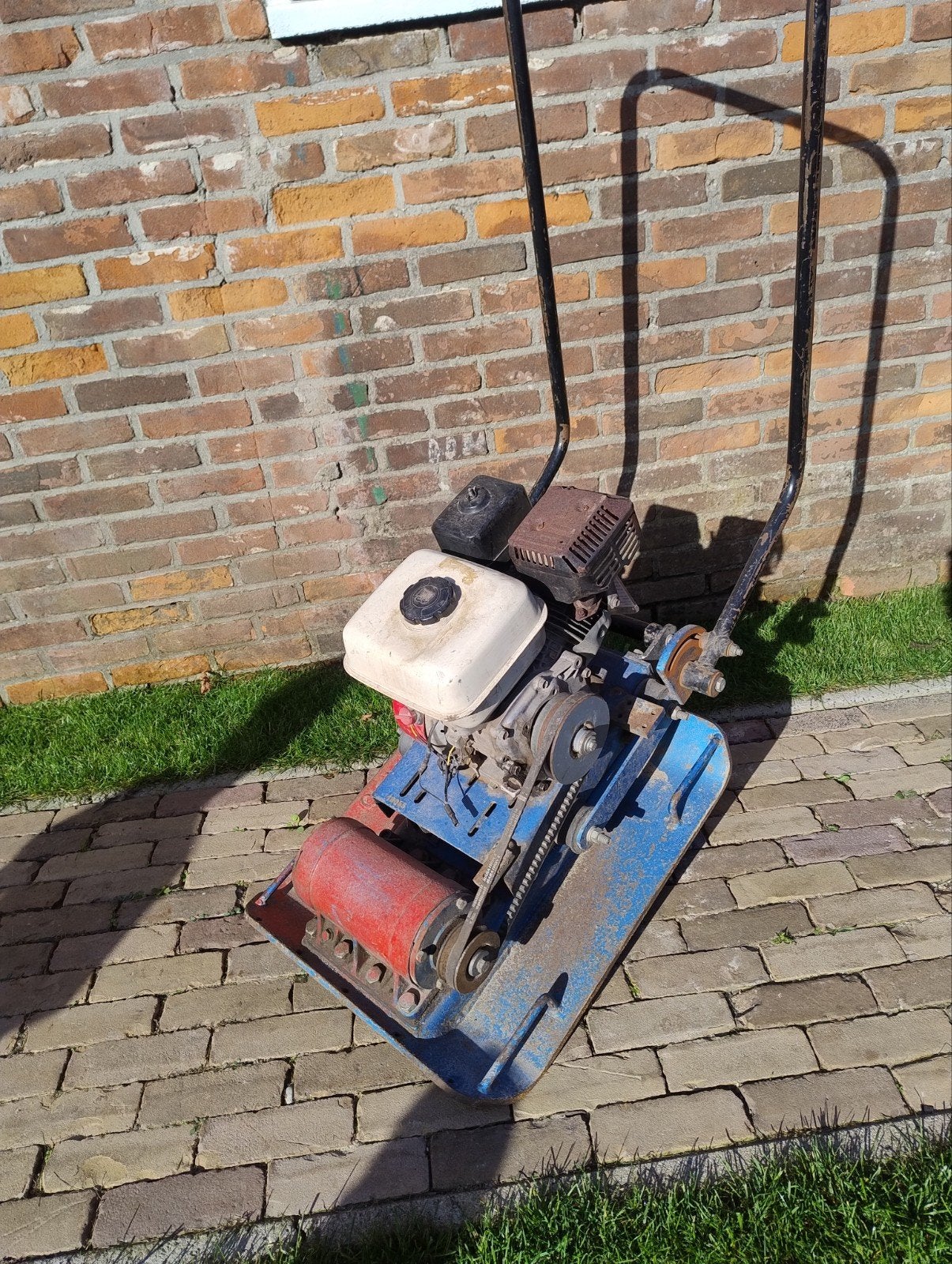 te huur: compacte trilplaat, Ophalen of Verzenden