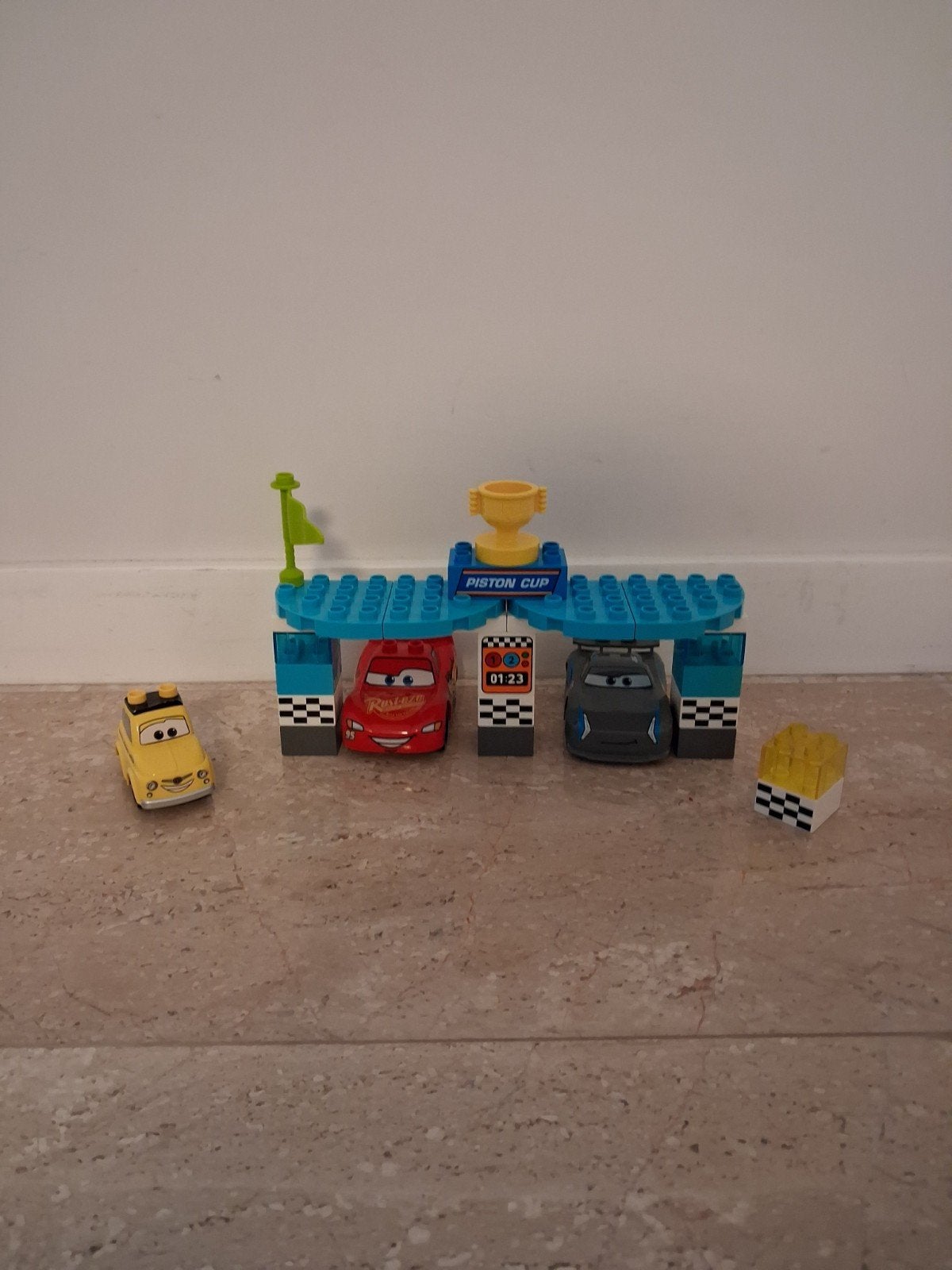 LEGO Duplo Cars Piston Cup Racebaan met 3 auto's 10857, Kinderen en Baby's, Speelgoed | Bouwstenen, Ophalen of Verzenden, Gebruikt