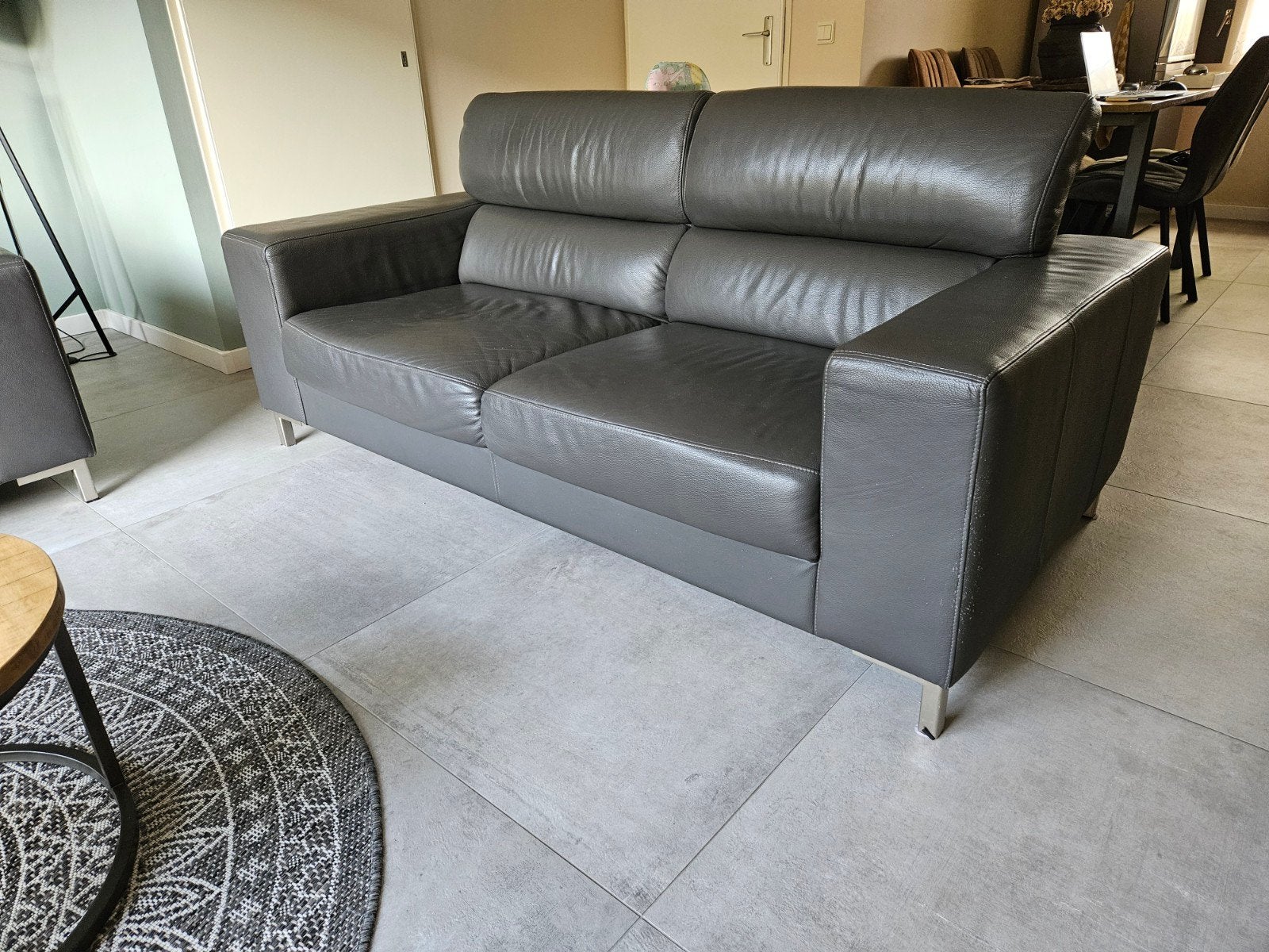 Lederen Kalevi 2,5 zits bank grijs + gratis 3 zits bank, Huis en Inrichting, Banken | Bankstellen, Ophalen, 250 tot 300 cm, Gebruikt