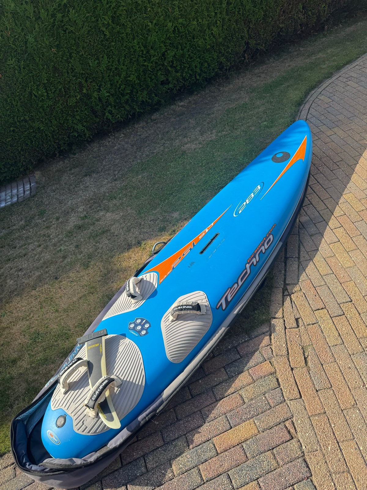 BIC Techno 283 Windsurfplank met hoes en 2 vinnen, Watersport en Boten, 250 tot 300 cm, Gebruikt, 6.5 m² tot 8 m², Ophalen of Verzenden