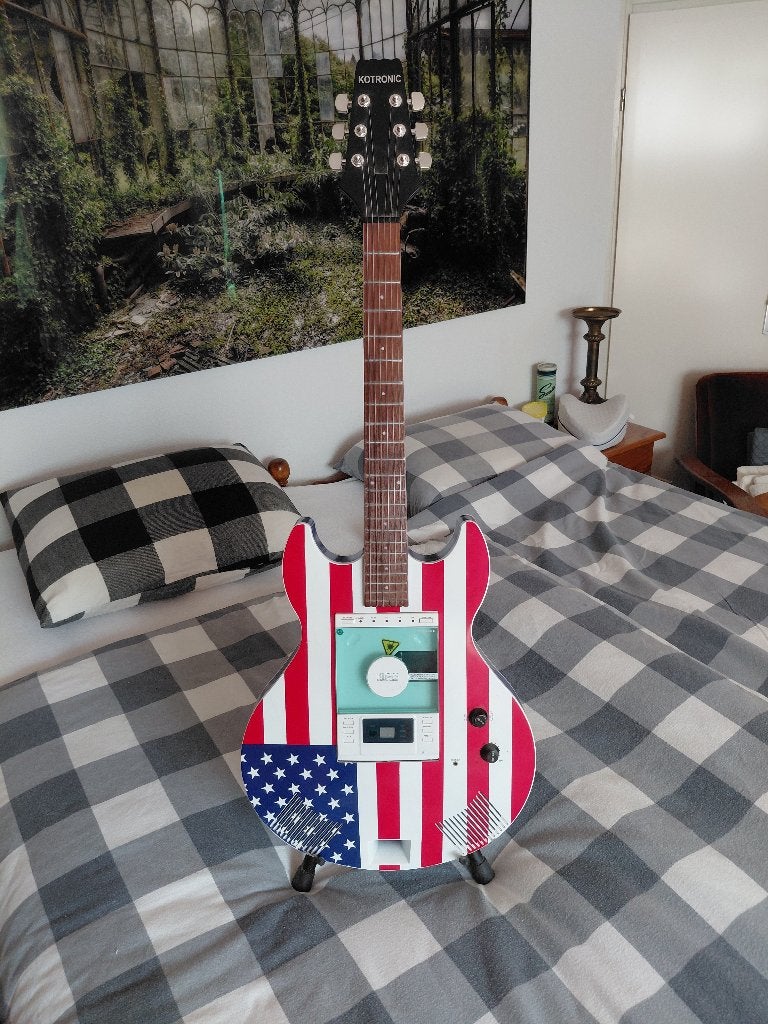 GITAAR MET CD SPELER. en drumstel., Ophalen, Zo goed als nieuw