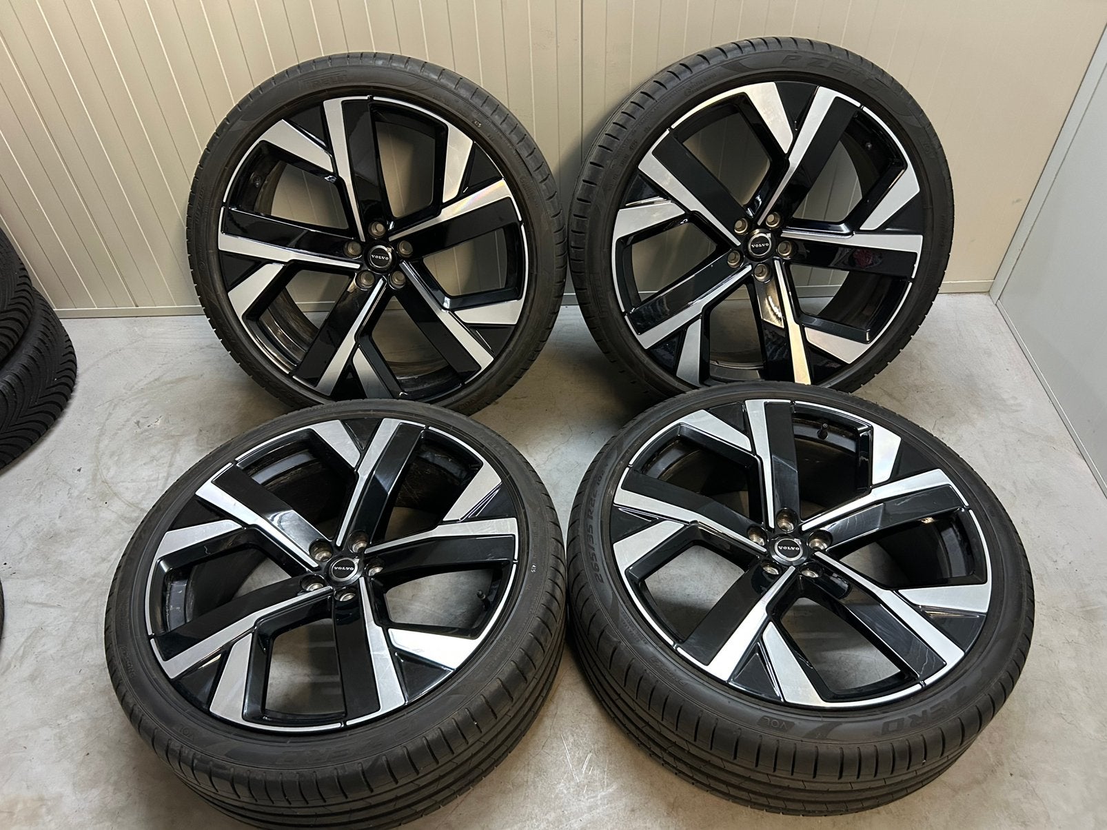 Originele XC60 22 inch Pirelli P-zero VOL 2025 ZGAN, Ophalen, Gebruikt, 265 mm, Banden en Velgen