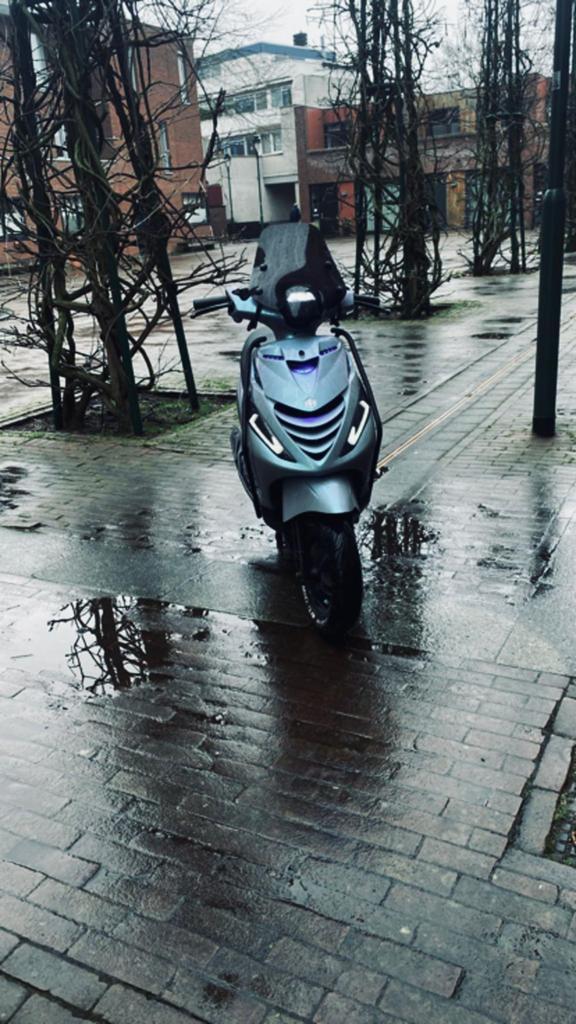 Zip 4t 50cc, Fietsen en Brommers, Scooters | Piaggio, Ophalen of Verzenden, Zo goed als nieuw, Benzine, Zip