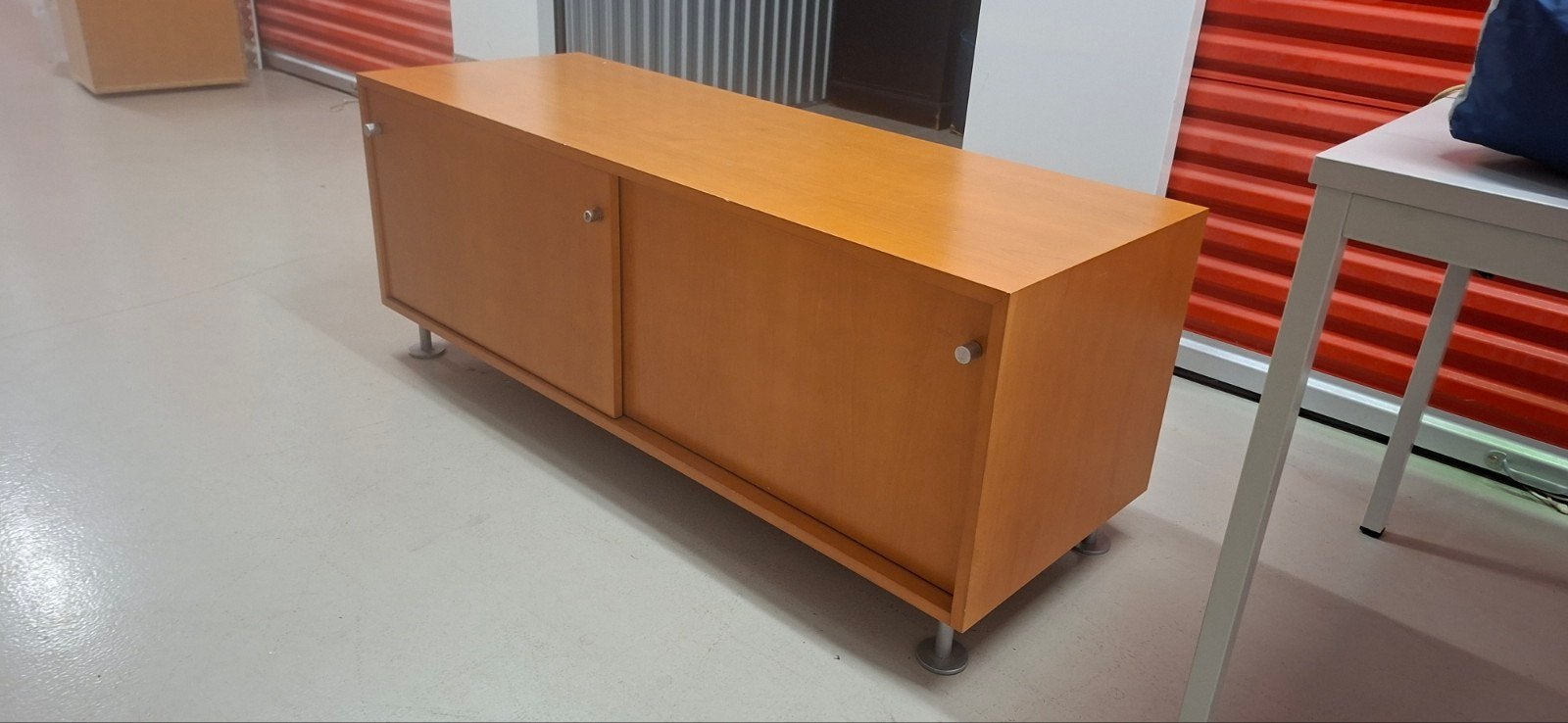 Retro TV meubel met stekkeraansluiting op metalen pootjes, Huis en Inrichting, Ophalen of Verzenden, Zo goed als nieuw, Jaren 70-80