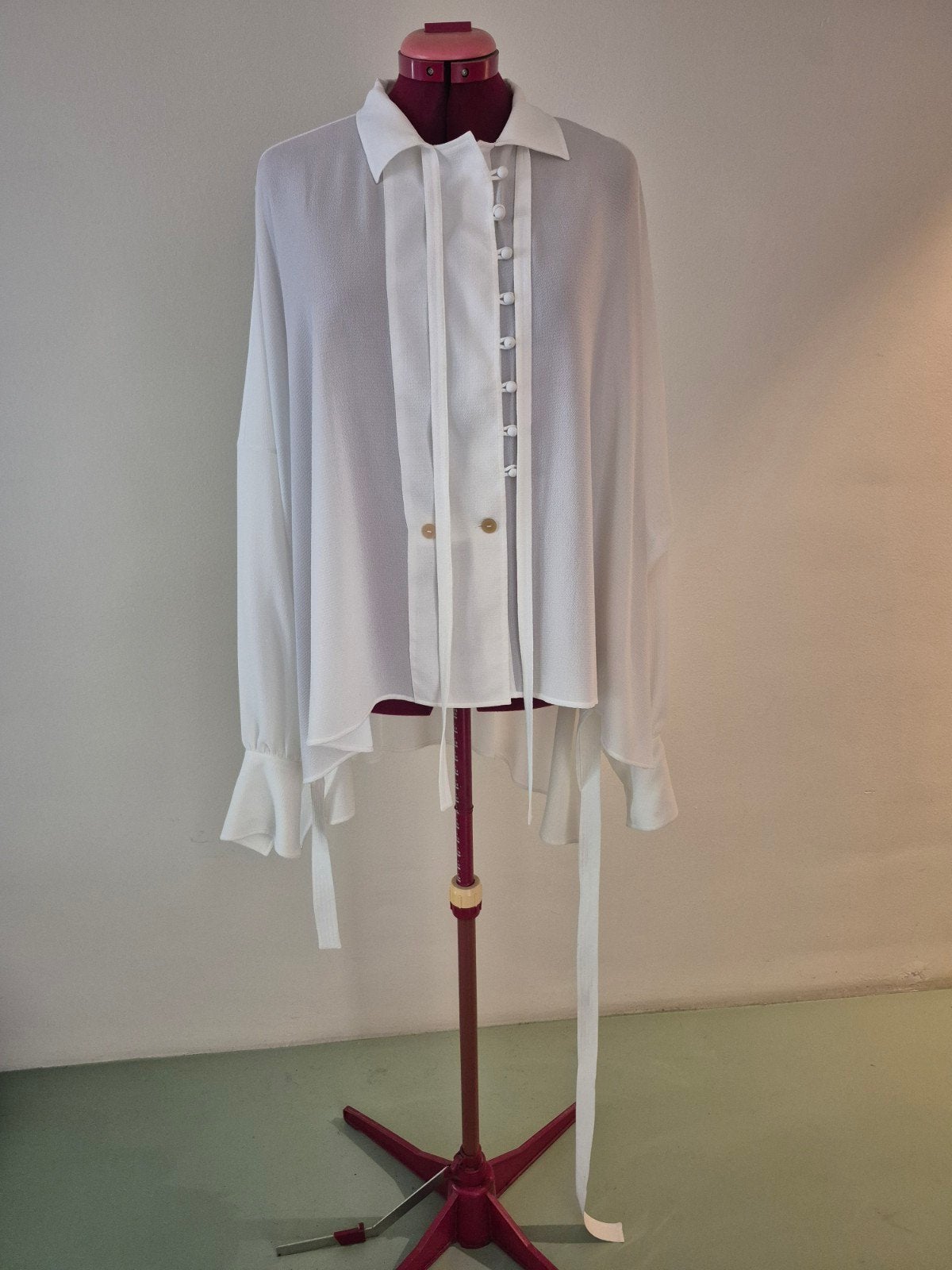 Loewe , bijzondere witte blouse maat 42. in zeer goede staat, Kleding | Dames, Blouses en Tunieken, Wit, Maat 42/44 (L), Ophalen of Verzenden