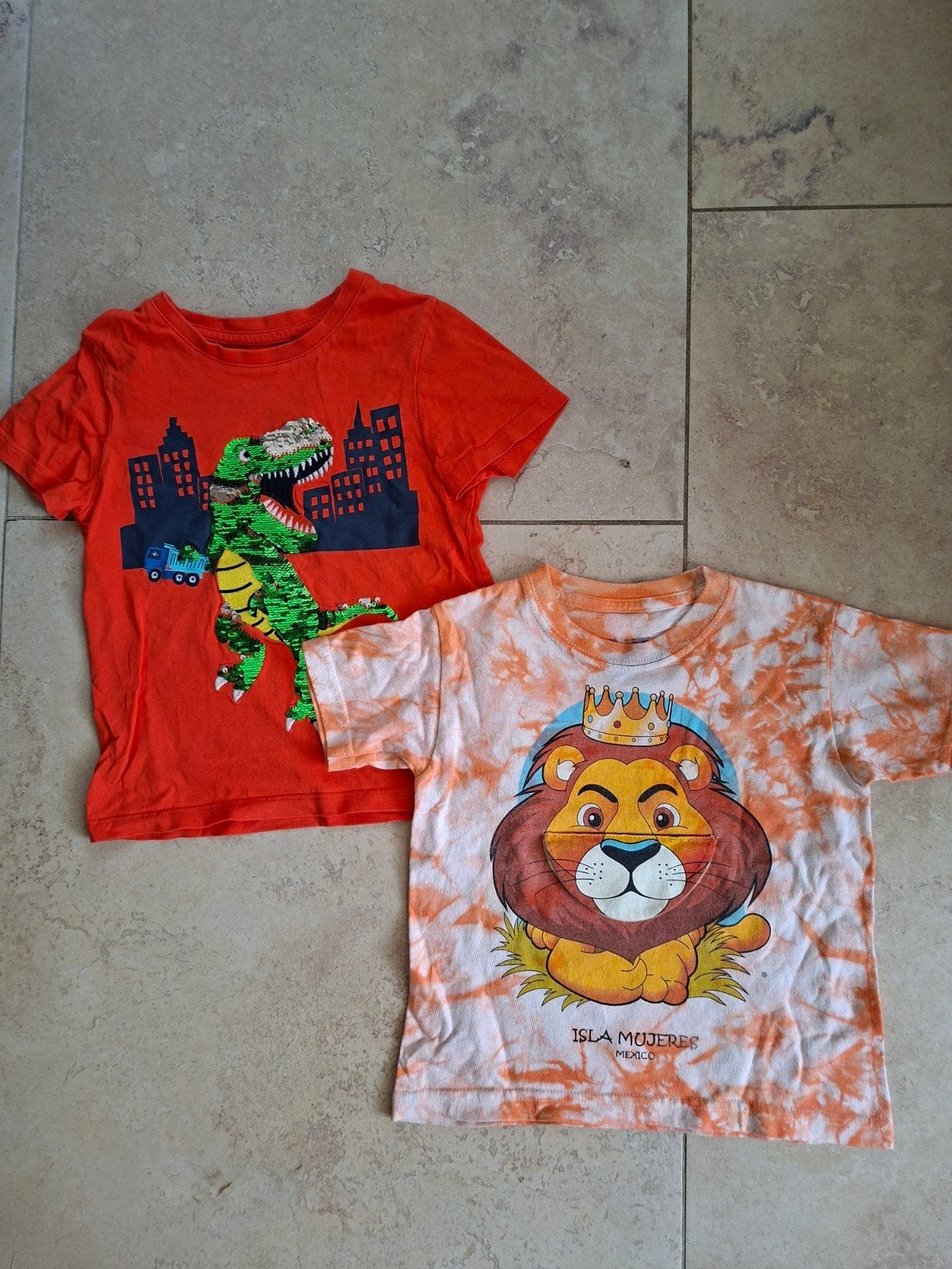 Jongens shirt orange Dino, of leeuw 110 2 voor €6.00 nette s, C&A, Ophalen of Verzenden, Zo goed als nieuw, Shirt of Longsleeve