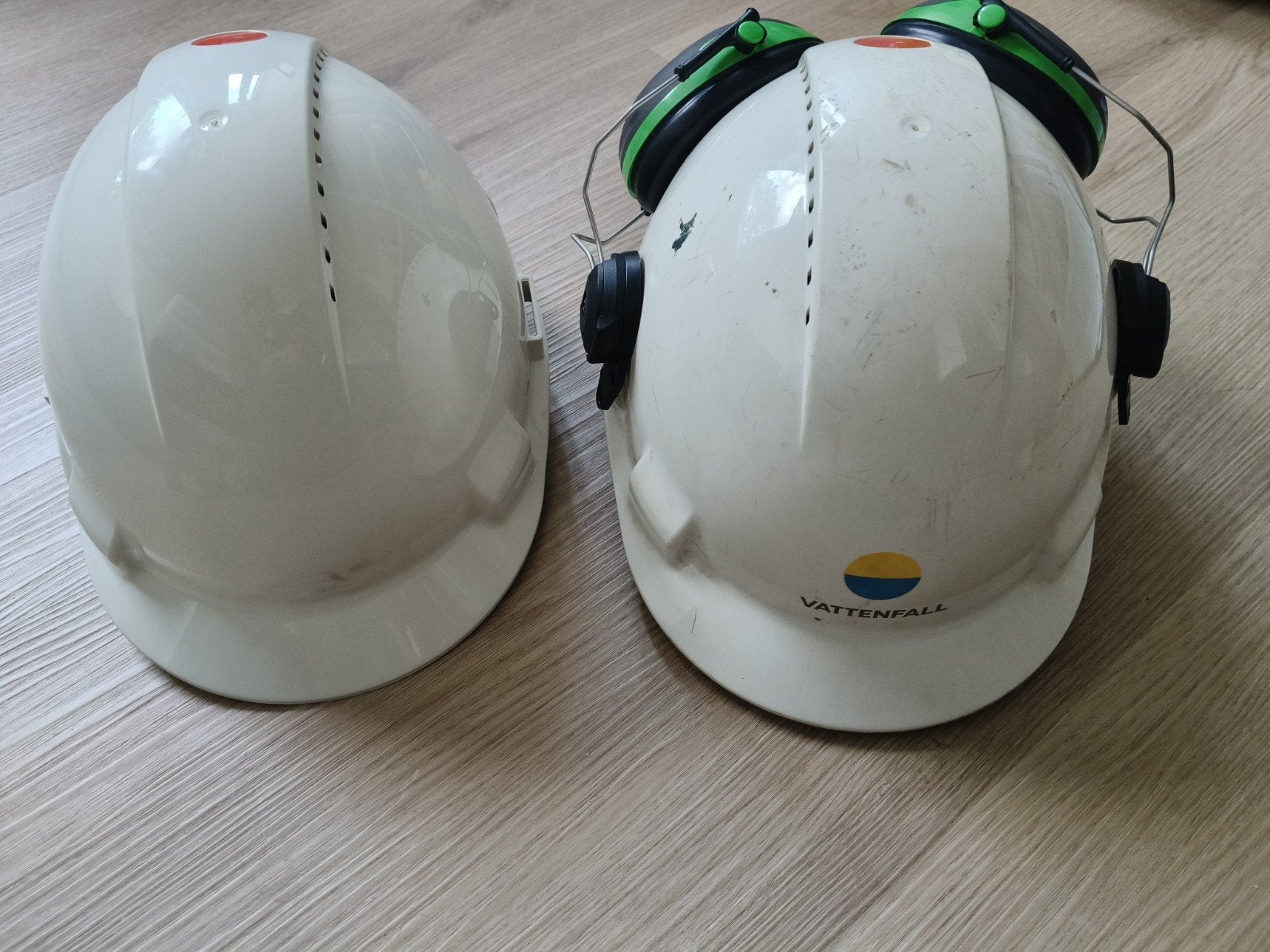 2 Bouwhelmen - 1 met ingebouwde gehoorbescherming, Ophalen of Verzenden, Gebruikt