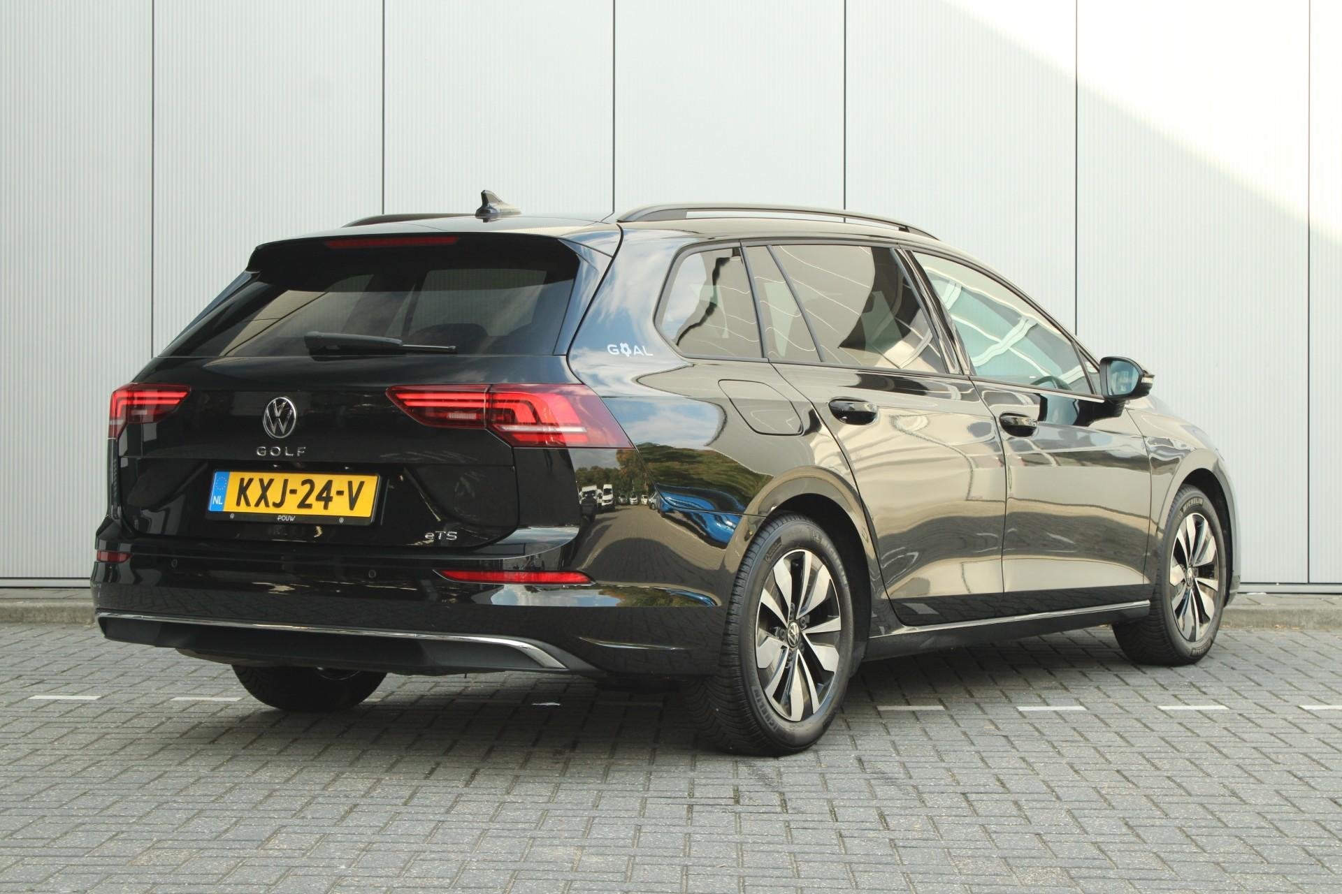 Volkswagen Golf Variant 1.5 eTSI 150pk DSG Life 'Goal' | Tre, 12 maanden, Stof, 4 cilinders, Zwart