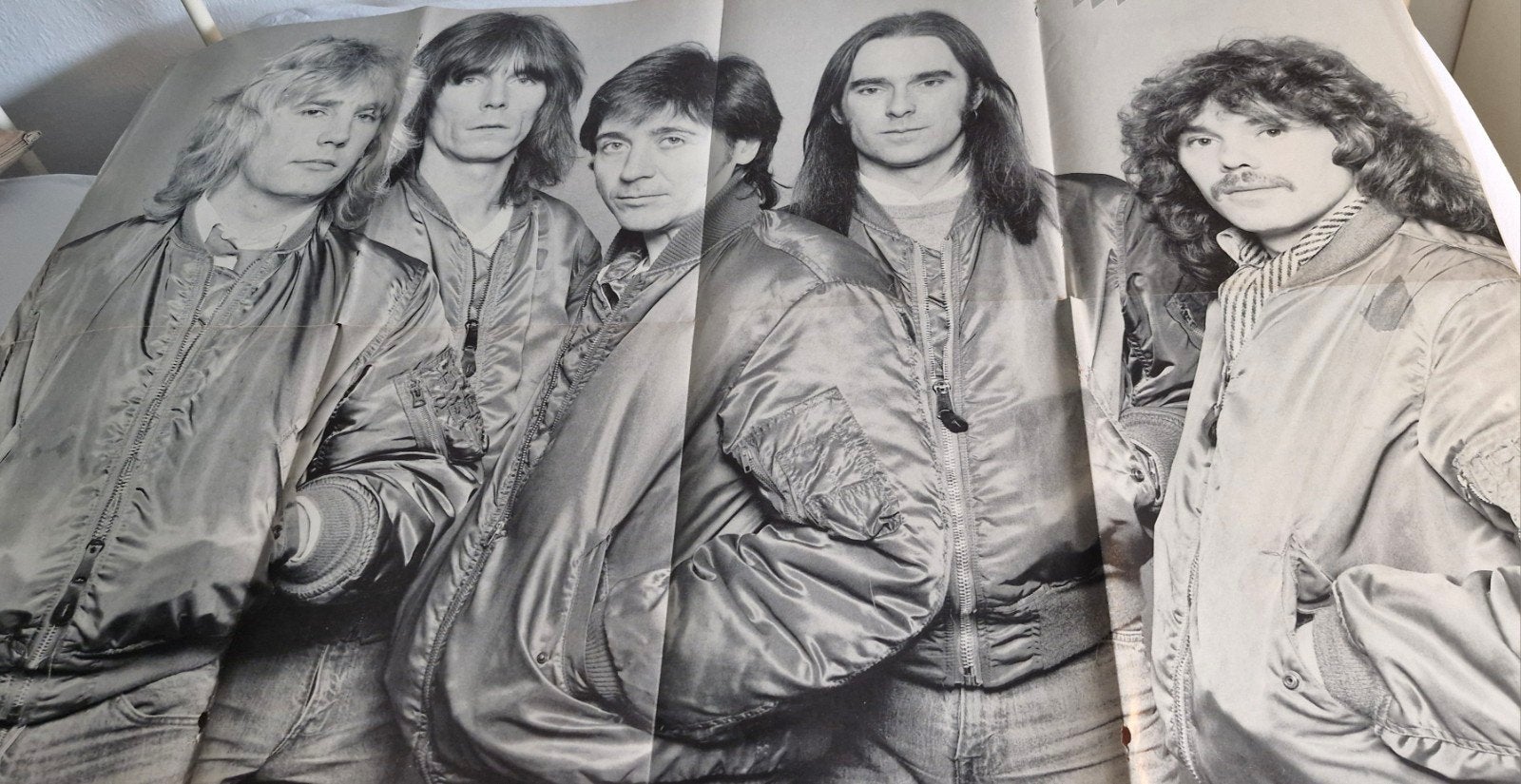 queen - status quo grote poster 50 x 80 cm, Verzamelen, Ophalen of Verzenden, Gebruikt, A1 t/m A3, Film en Tv